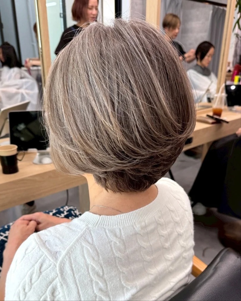 Bước vào tuổi mãn kinh, tóc bạc và thưa hơn: 4 cách chăm da đầu để mái tóc trông khỏe, dày và mềm mại hơn - Ảnh 2.
