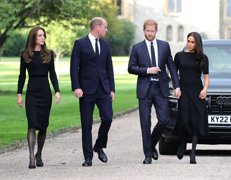 Harry v&agrave; Meghan bị đồn chuẩn bị xin lỗi William v&agrave; Kate, người th&acirc;n cận lập tức l&ecirc;n tiếng - Ảnh 2.