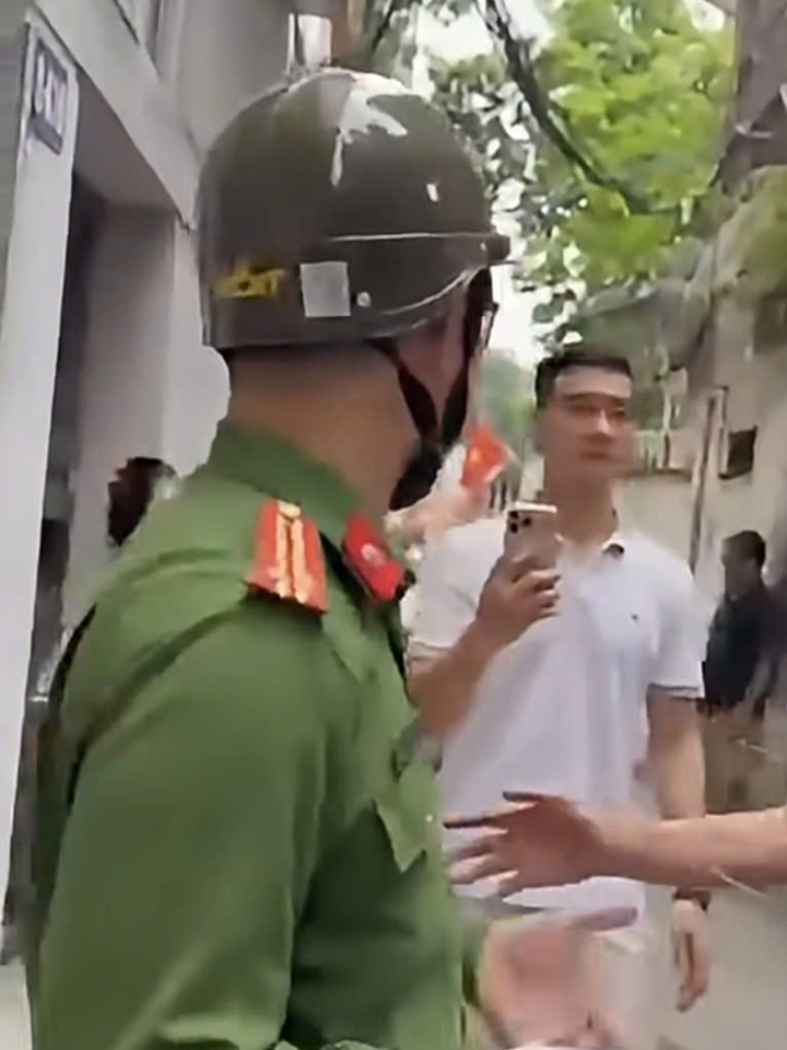Vụ ph&aacute; dỡ nh&agrave; kh&ocirc;ng trả tiền: Tin nhắn thu&ecirc; c&oacute; đủ căn cứ đ&ograve;i tiền kh&ocirc;ng? - Ảnh 3.