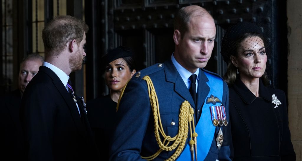 Harry v&agrave; Meghan bị đồn chuẩn bị xin lỗi William v&agrave; Kate, người th&acirc;n cận lập tức l&ecirc;n tiếng - Ảnh 1.