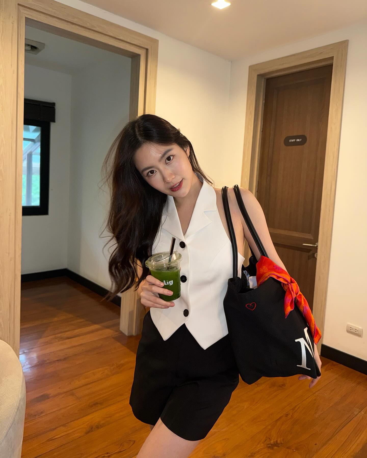 Nữ b&aacute;c sĩ 1997 Frung Narikun g&acirc;y ch&uacute; &yacute; với phong c&aacute;ch thời trang v&agrave; tri thức ấn tượng - Ảnh 12.