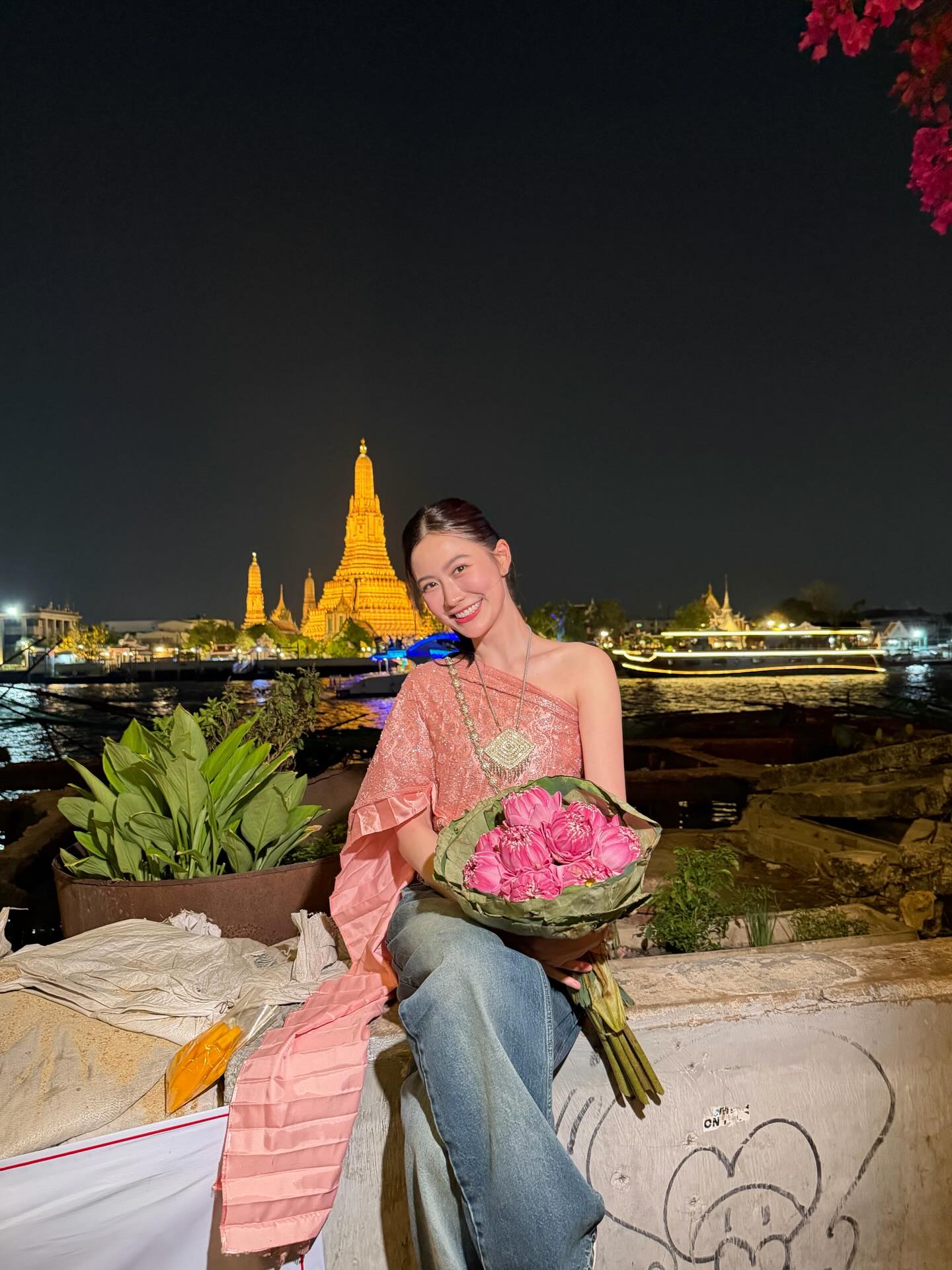 Nữ b&aacute;c sĩ 1997 Frung Narikun g&acirc;y ch&uacute; &yacute; với phong c&aacute;ch thời trang v&agrave; tri thức ấn tượng - Ảnh 2.