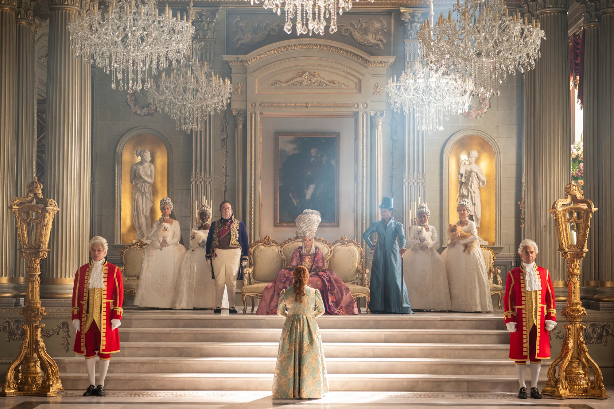 Hậu trường Bridgerton m&ugrave;a 4: Những b&iacute; mật th&uacute; vị về chuyện t&igrave;nh Lọ Lem - Ảnh 4.