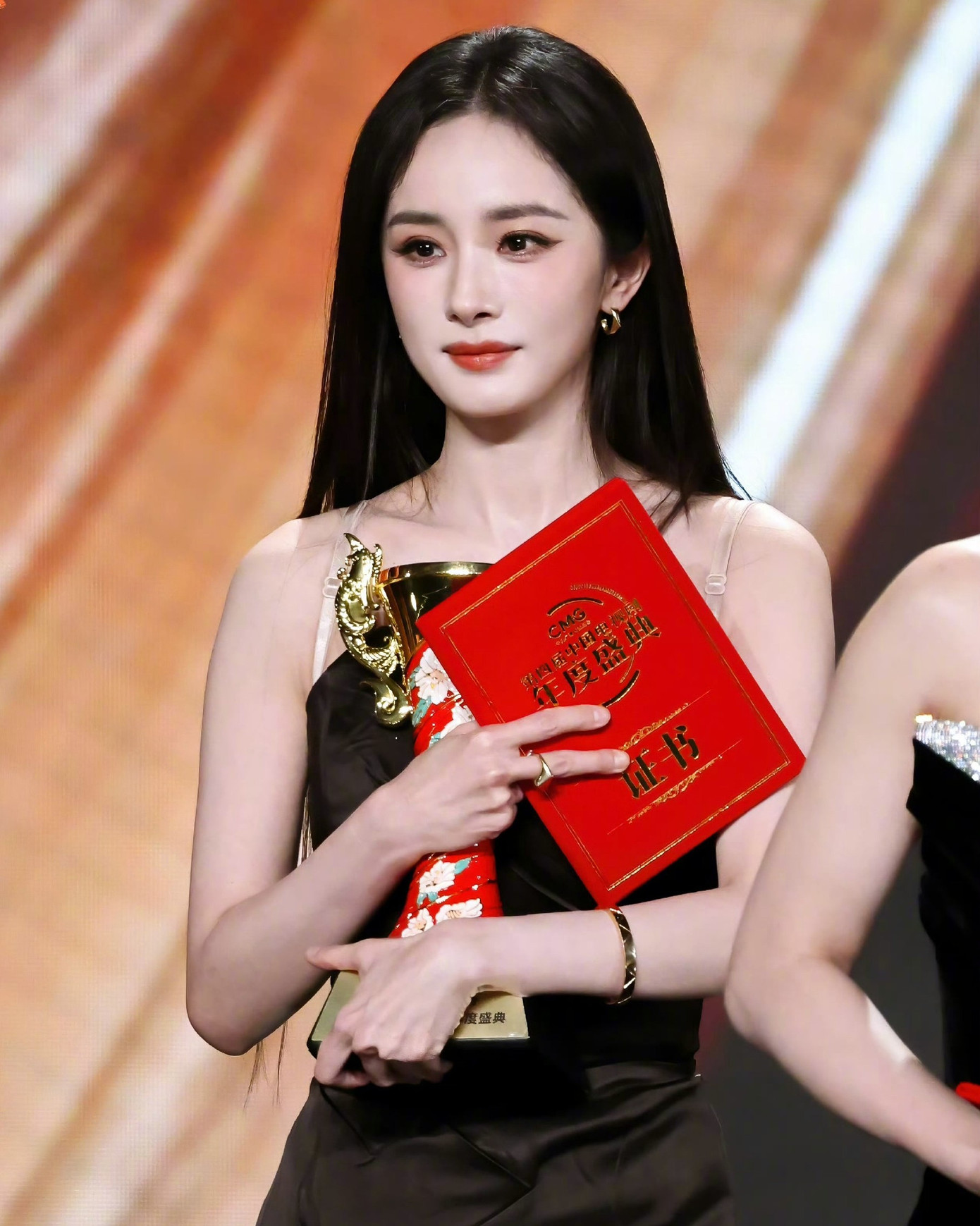 Dương Mịch chờ đợi vinh quang sau 20 năm: Hậu trường cuộc đời diễn vi&ecirc;n - Ảnh 1.