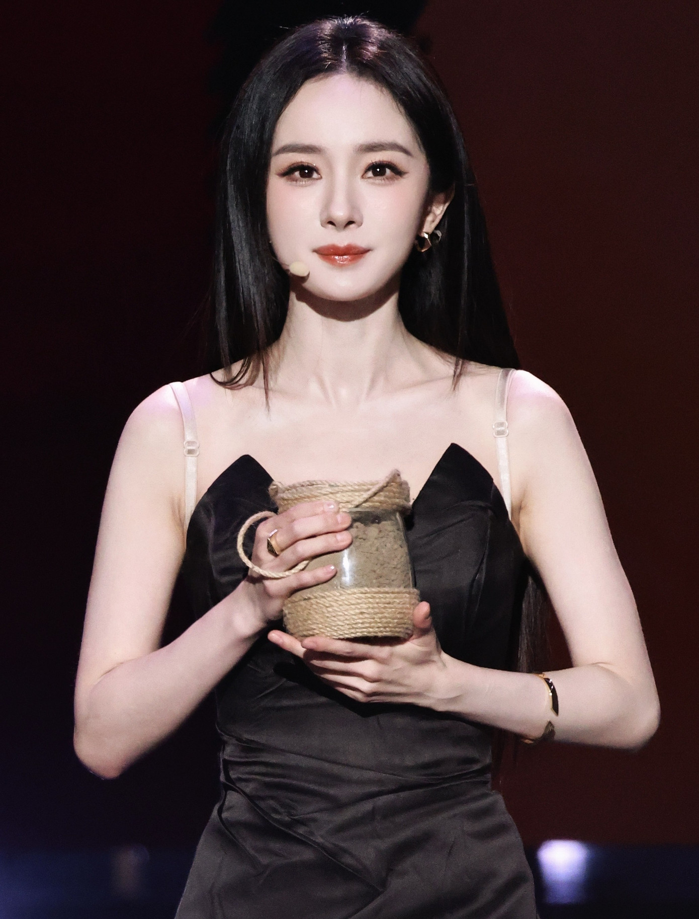 Dương Mịch chờ đợi vinh quang sau 20 năm: Hậu trường cuộc đời diễn vi&ecirc;n - Ảnh 2.