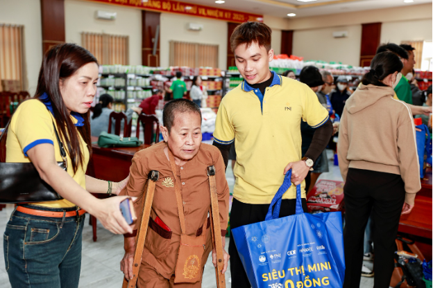Si&ecirc;u thị mini 0 đồng 2026: PNJ lan tỏa Tết y&ecirc;u thương đến 15.000 b&agrave; con - Ảnh 3.