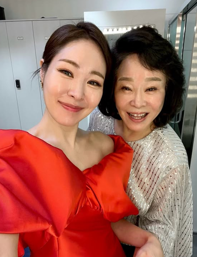 Mẹ con diễn vi&ecirc;n Jeon Seong Ae l&agrave;m n&ecirc;n lịch sử với livestream b&aacute;n h&agrave;ng thu về gần 35 tỷ - Ảnh 2.