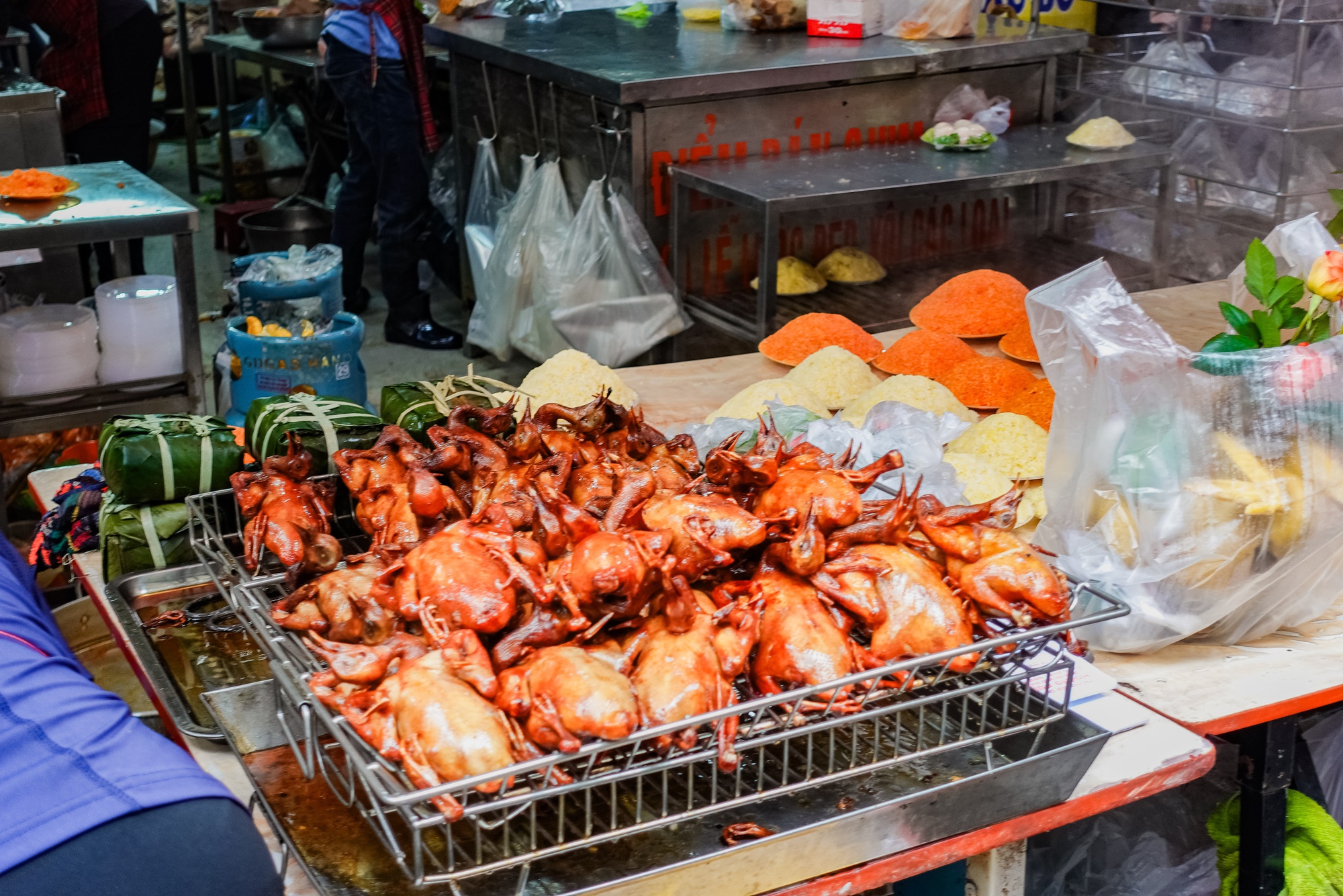 G&agrave; luộc 1 triệu / con tại chợ H&agrave;ng B&egrave; - xu hướng mua sắm c&uacute;ng &ocirc;ng C&ocirc;ng &ocirc;ng T&aacute;o 2026 - Ảnh 13.