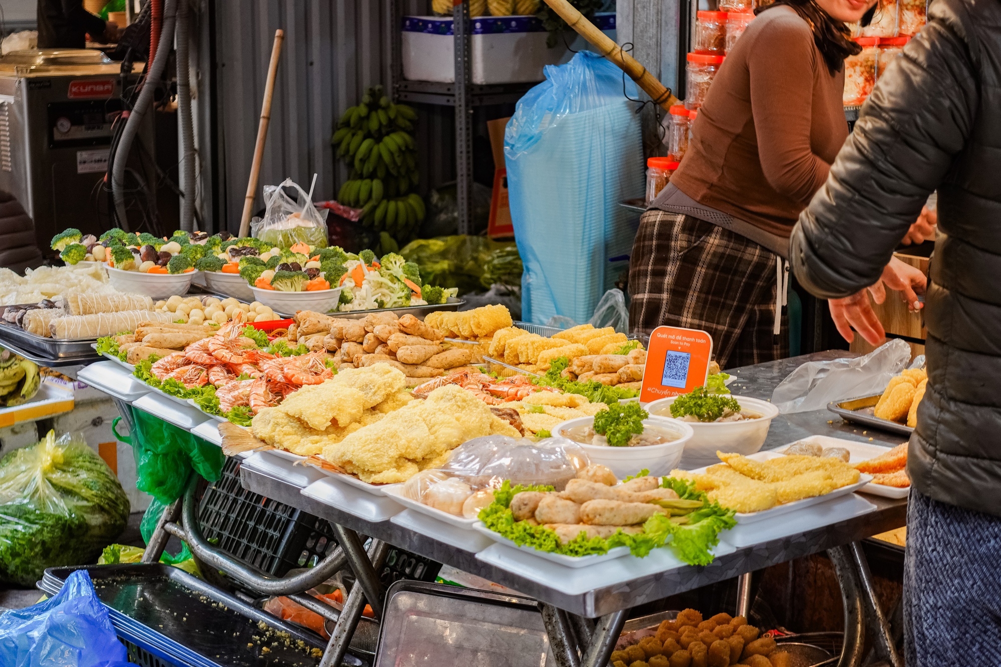 G&agrave; luộc 1 triệu / con tại chợ H&agrave;ng B&egrave; - xu hướng mua sắm c&uacute;ng &ocirc;ng C&ocirc;ng &ocirc;ng T&aacute;o 2026 - Ảnh 14.