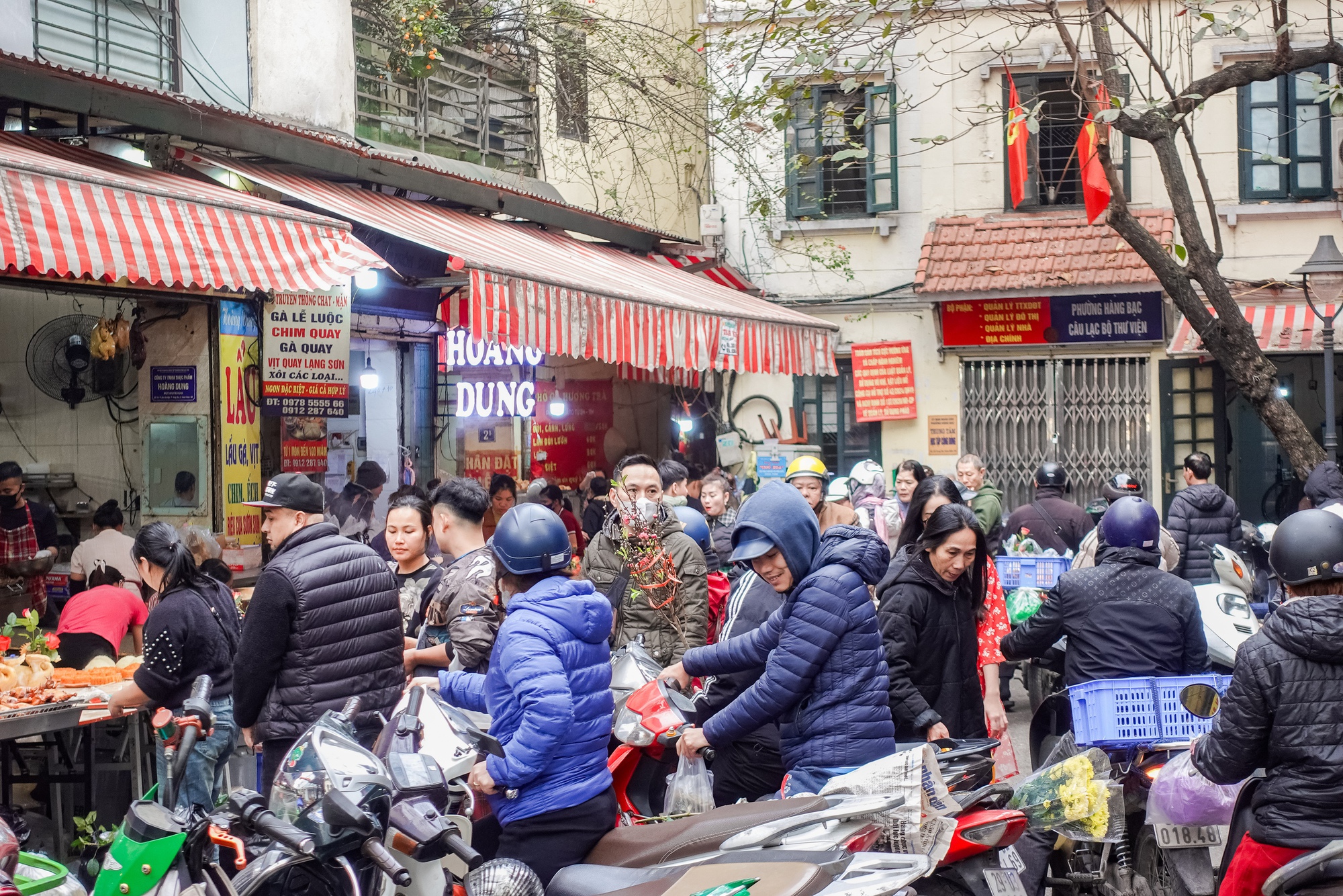 G&agrave; luộc 1 triệu / con tại chợ H&agrave;ng B&egrave; - xu hướng mua sắm c&uacute;ng &ocirc;ng C&ocirc;ng &ocirc;ng T&aacute;o 2026 - Ảnh 4.