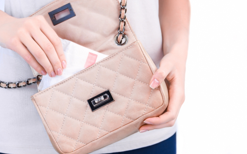 Tã em bé đang được 