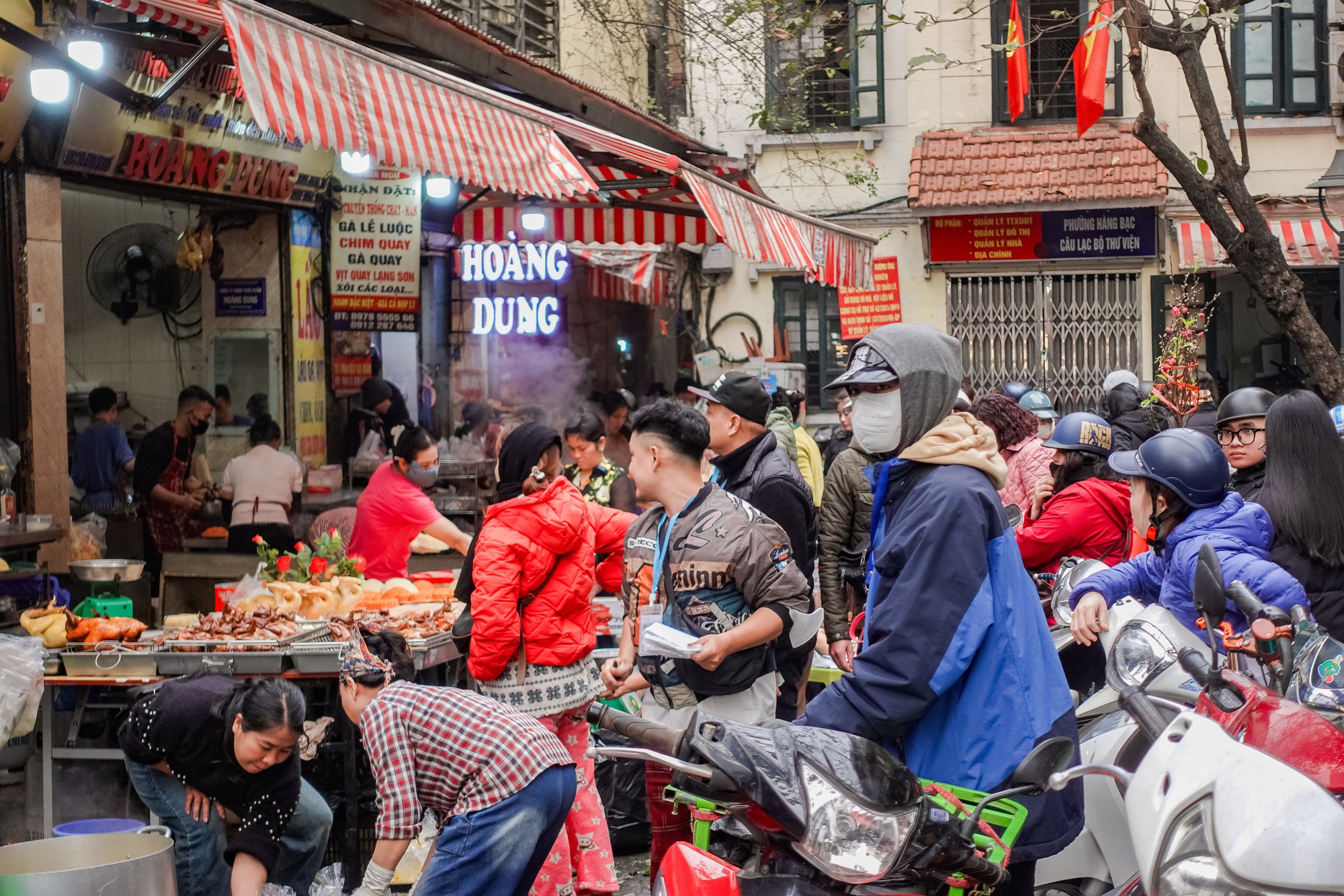 G&agrave; luộc 1 triệu / con tại chợ H&agrave;ng B&egrave; - xu hướng mua sắm c&uacute;ng &ocirc;ng C&ocirc;ng &ocirc;ng T&aacute;o 2026 - Ảnh 1.