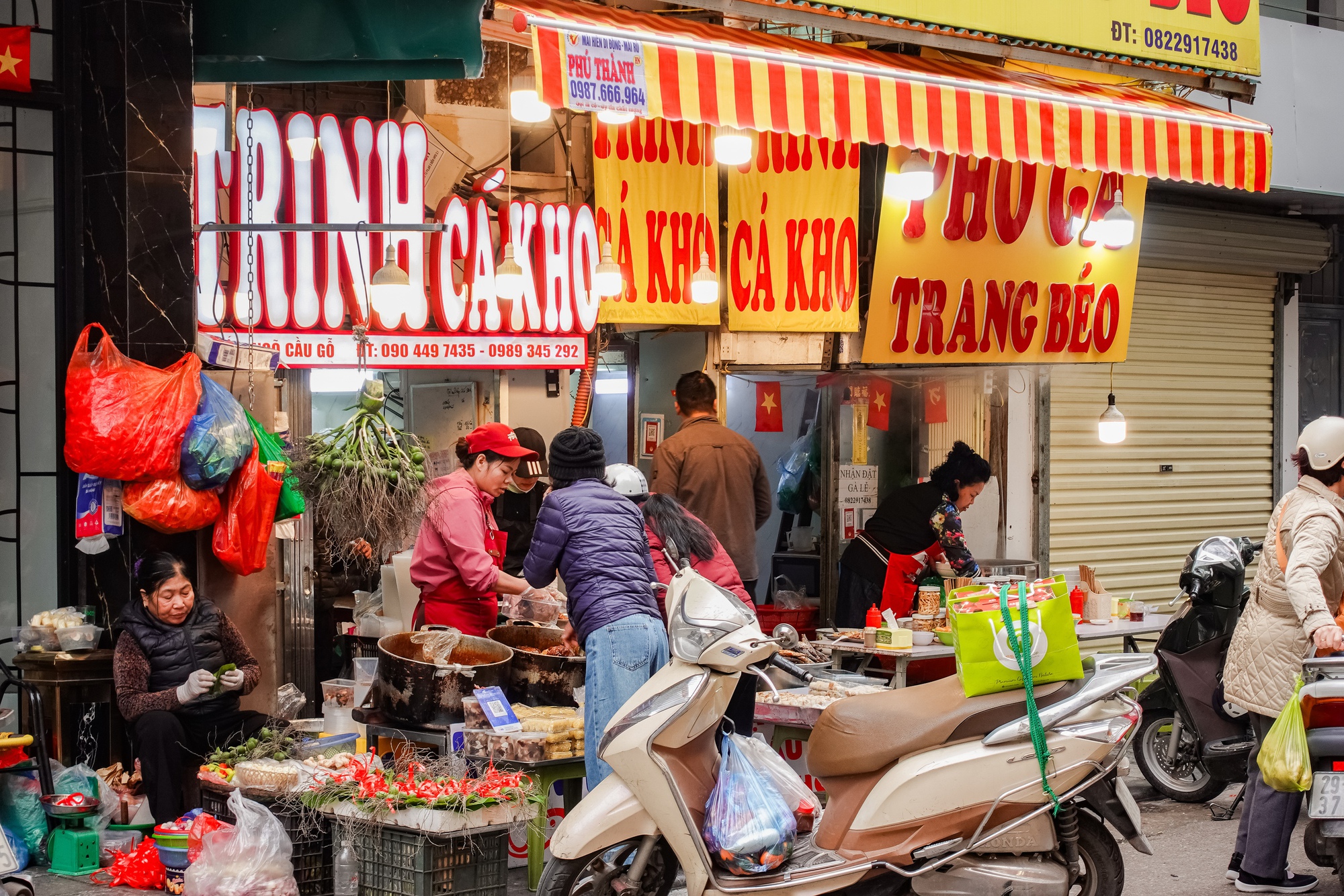G&agrave; luộc 1 triệu / con tại chợ H&agrave;ng B&egrave; - xu hướng mua sắm c&uacute;ng &ocirc;ng C&ocirc;ng &ocirc;ng T&aacute;o 2026 - Ảnh 2.