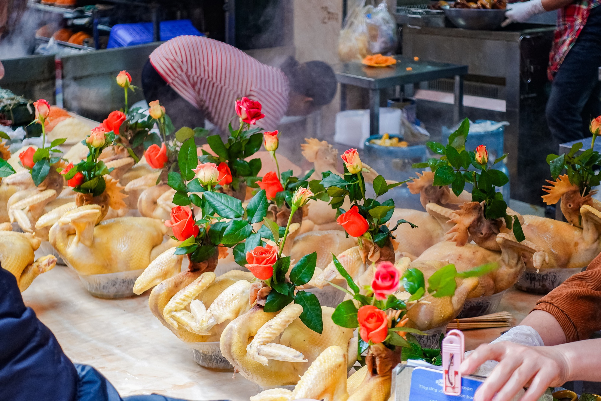 G&agrave; luộc 1 triệu / con tại chợ H&agrave;ng B&egrave; - xu hướng mua sắm c&uacute;ng &ocirc;ng C&ocirc;ng &ocirc;ng T&aacute;o 2026 - Ảnh 5.