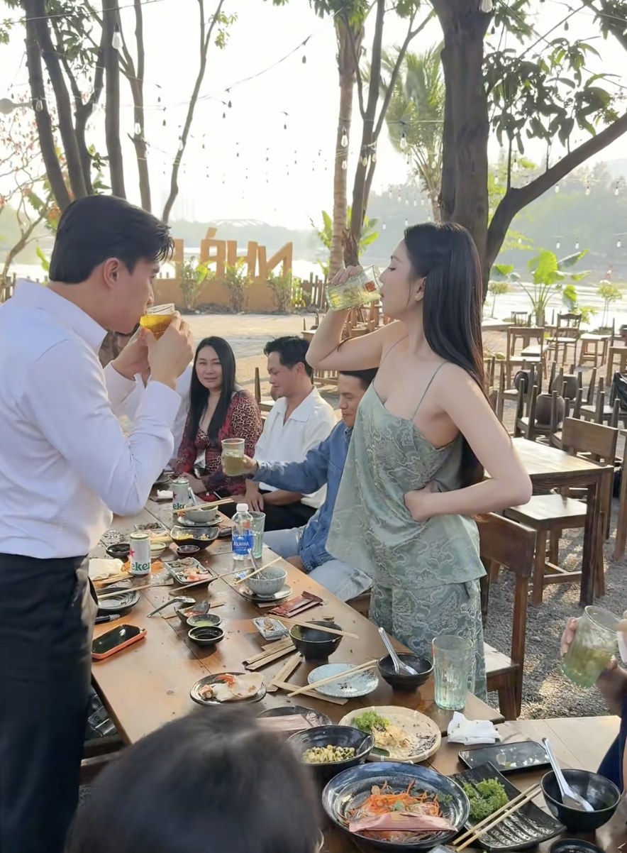 Lộ ảnh Ngọc Trinh ra mắt gia đ&igrave;nh 1 nam diễn vi&ecirc;n Vbiz gi&agrave;u c&oacute;, đẹp trai - Ảnh 1.