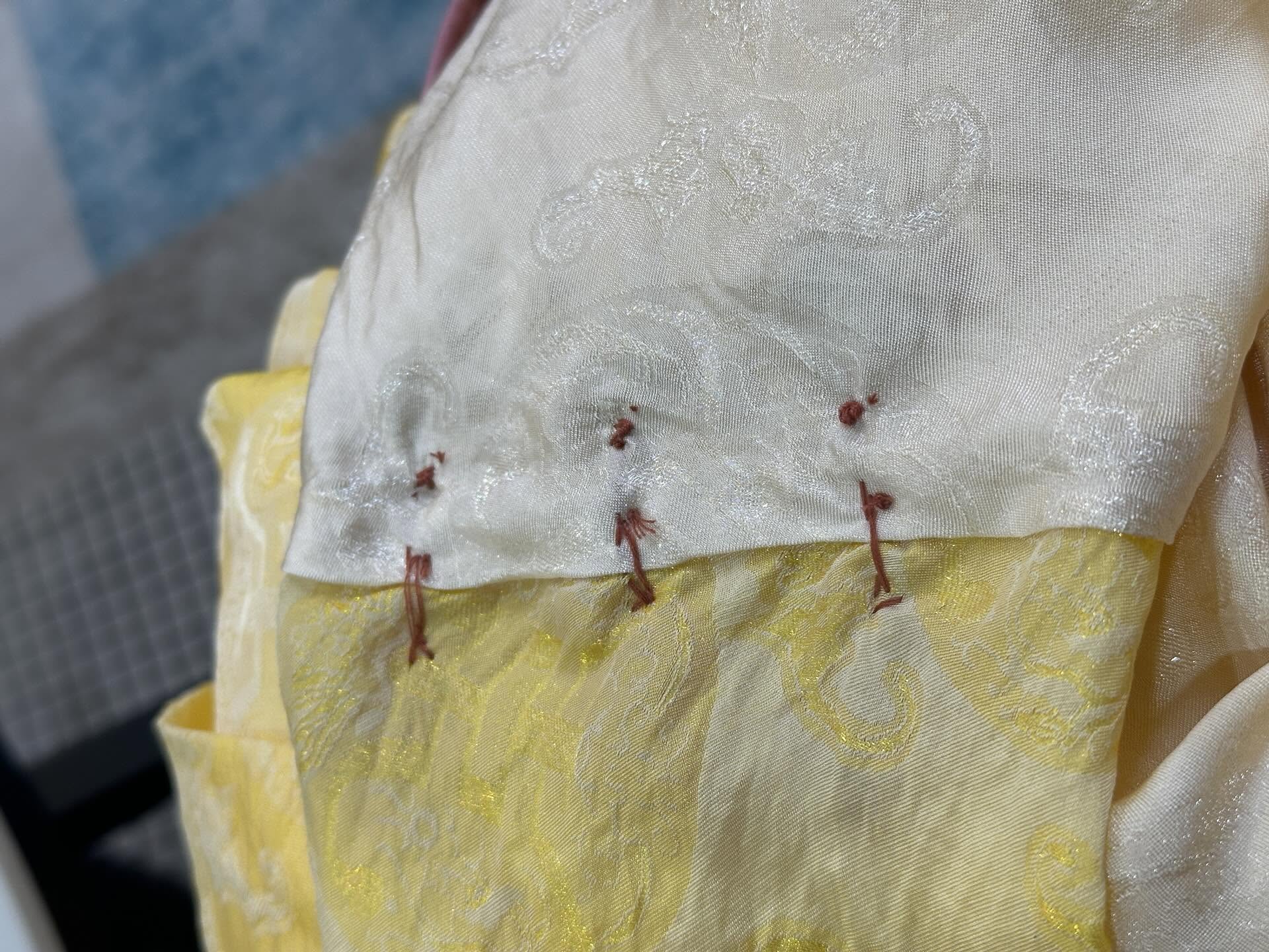 Hội chị em cạn lời với đường may ẩu bên trong chiếc áo dài gần 2 triệu đồng: 