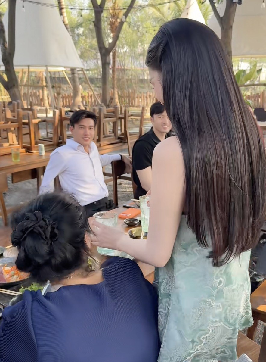 Lộ ảnh Ngọc Trinh ra mắt gia đ&igrave;nh 1 nam diễn vi&ecirc;n Vbiz gi&agrave;u c&oacute;, đẹp trai - Ảnh 2.