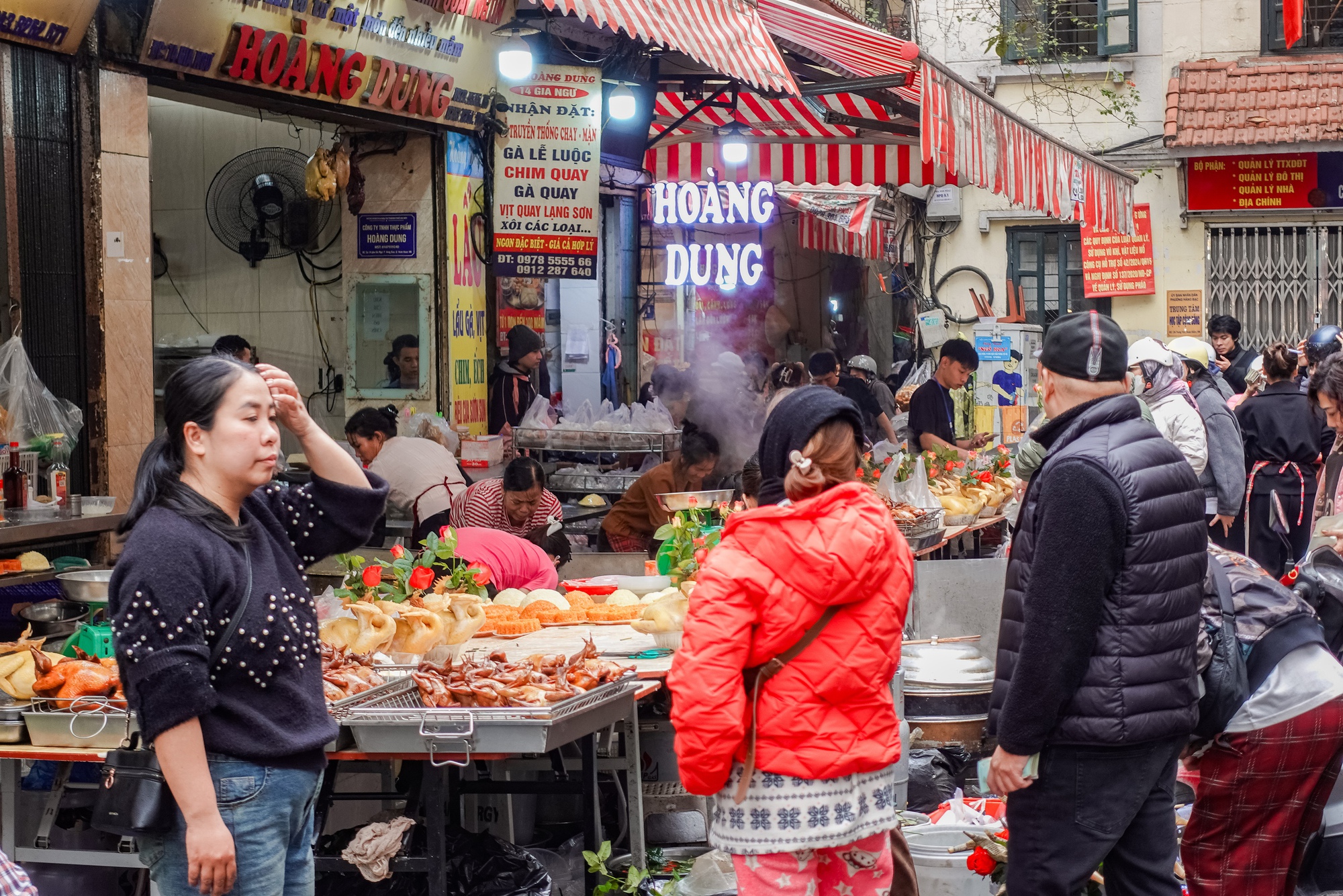 G&agrave; luộc 1 triệu / con tại chợ H&agrave;ng B&egrave; - xu hướng mua sắm c&uacute;ng &ocirc;ng C&ocirc;ng &ocirc;ng T&aacute;o 2026 - Ảnh 7.