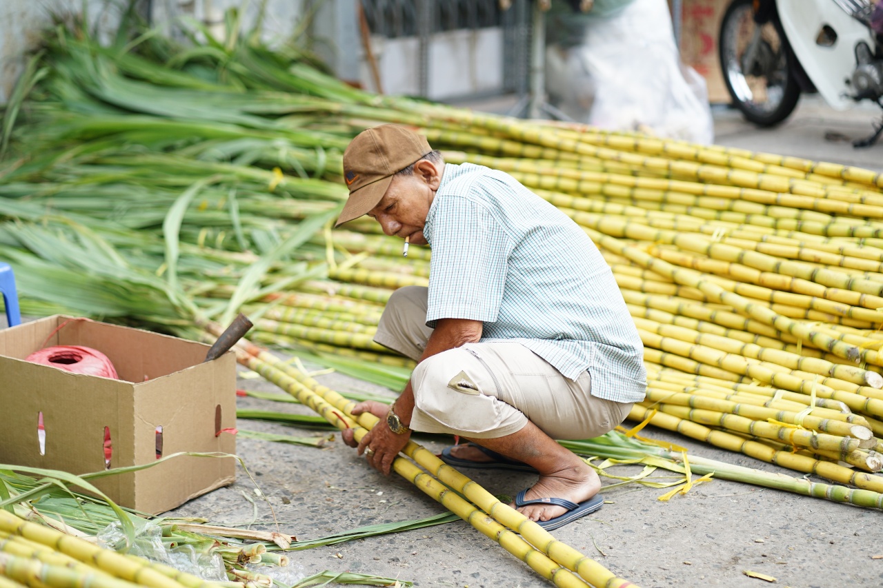 M&iacute;a chằng k&iacute;n xe m&aacute;y, c&aacute; ch&eacute;p đỏ rực bến s&ocirc;ng: TP.HCM - H&agrave; Nội rộn r&agrave;ng tiễn &ocirc;ng C&ocirc;ng &ocirc;ng T&aacute;o ng&agrave;y 23 th&aacute;ng Chạp- Ảnh 2.