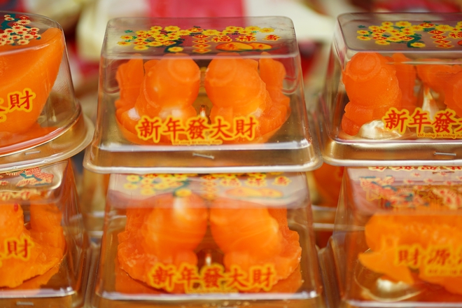 Cảnh tượng lạ lùng ngày ông Táo: Bánh trái đẹp như vàng nhưng người dân chỉ dám “mua một nửa” tại chợ người Hoa - Ảnh 9.