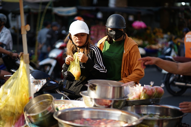 Cảnh tượng lạ lùng ngày ông Táo: Bánh trái đẹp như vàng nhưng người dân chỉ dám “mua một nửa” tại chợ người Hoa - Ảnh 11.