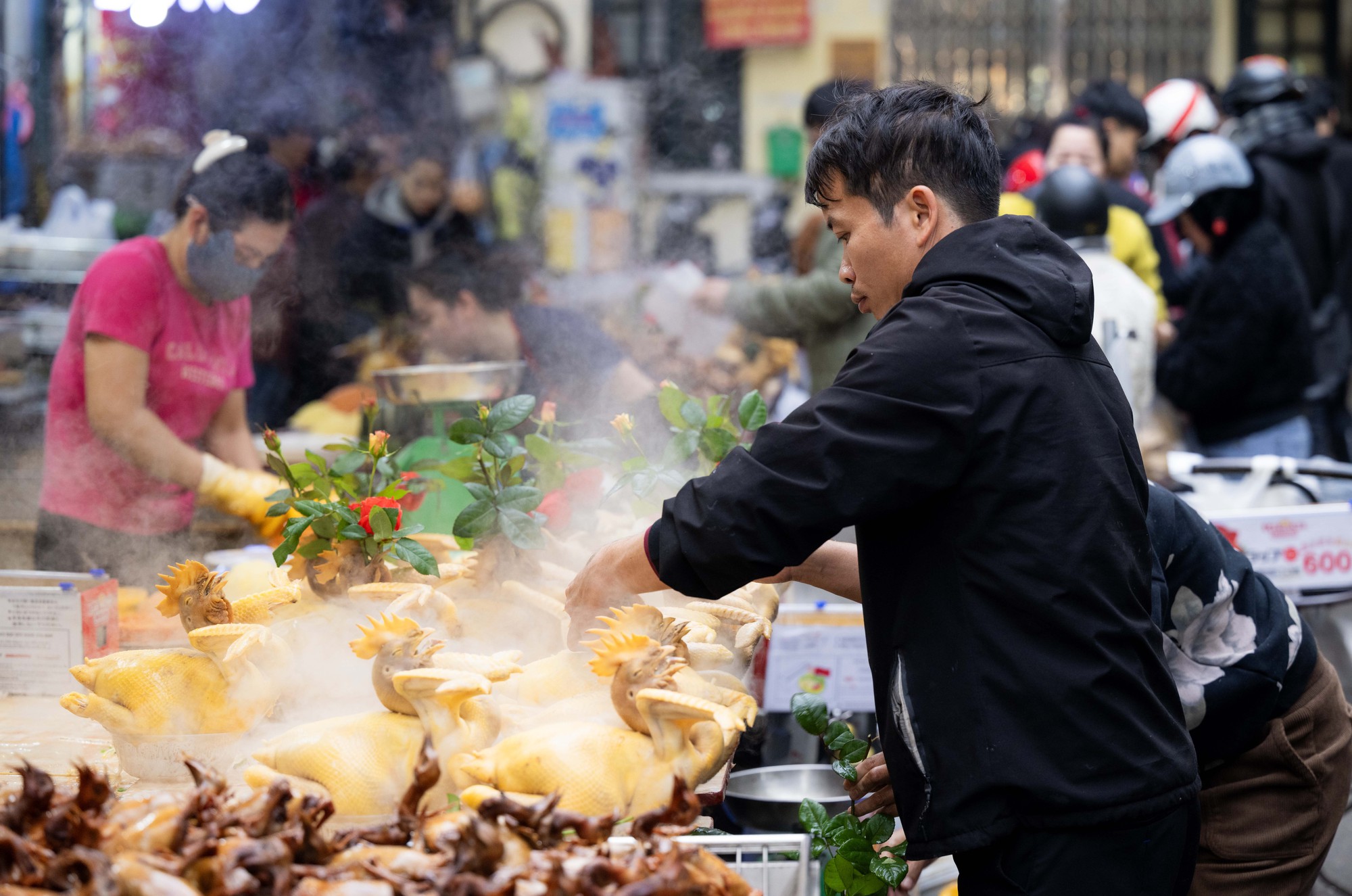 Chợ H&agrave;ng B&egrave; đ&ocirc;ng nghịt ng&agrave;y 23 th&aacute;ng Chạp, kh&aacute;ch mạnh tay chi h&agrave;ng triệu đồng sắm lễ- Ảnh 3.