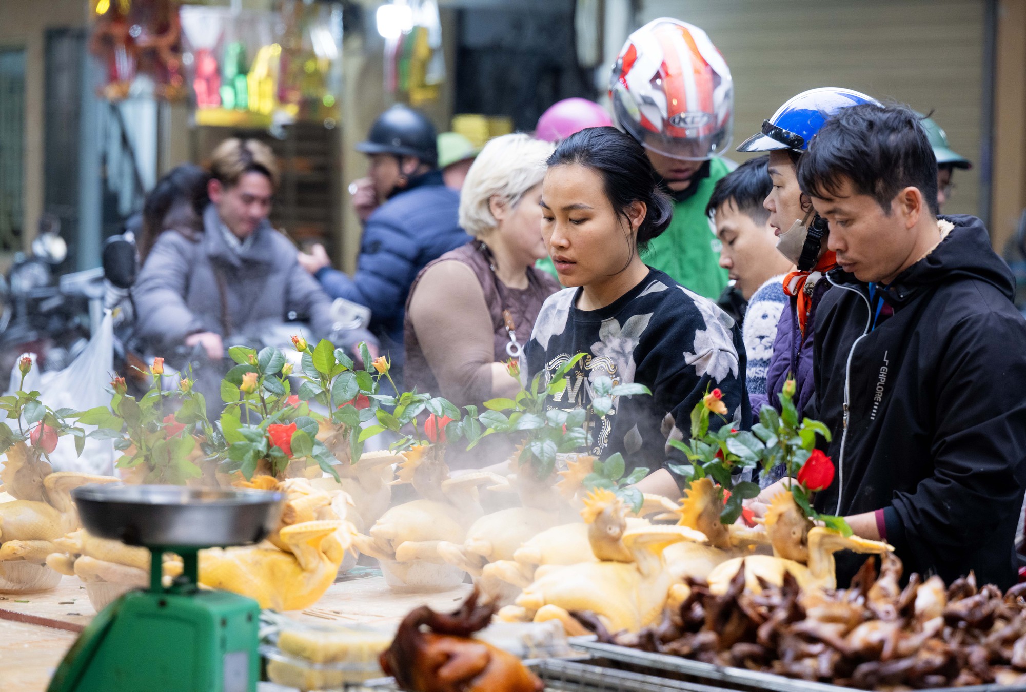 Chợ H&agrave;ng B&egrave; đ&ocirc;ng nghịt ng&agrave;y 23 th&aacute;ng Chạp, kh&aacute;ch mạnh tay chi h&agrave;ng triệu đồng sắm lễ- Ảnh 1.