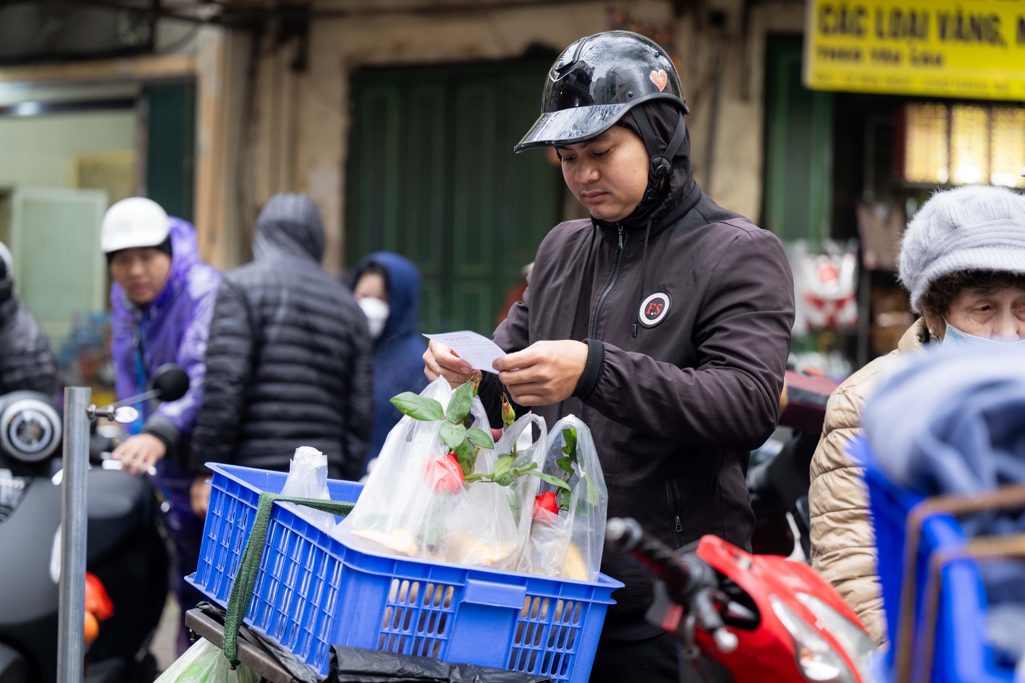 Chợ H&agrave;ng B&egrave; đ&ocirc;ng nghịt ng&agrave;y 23 th&aacute;ng Chạp, kh&aacute;ch mạnh tay chi h&agrave;ng triệu đồng sắm lễ- Ảnh 18.