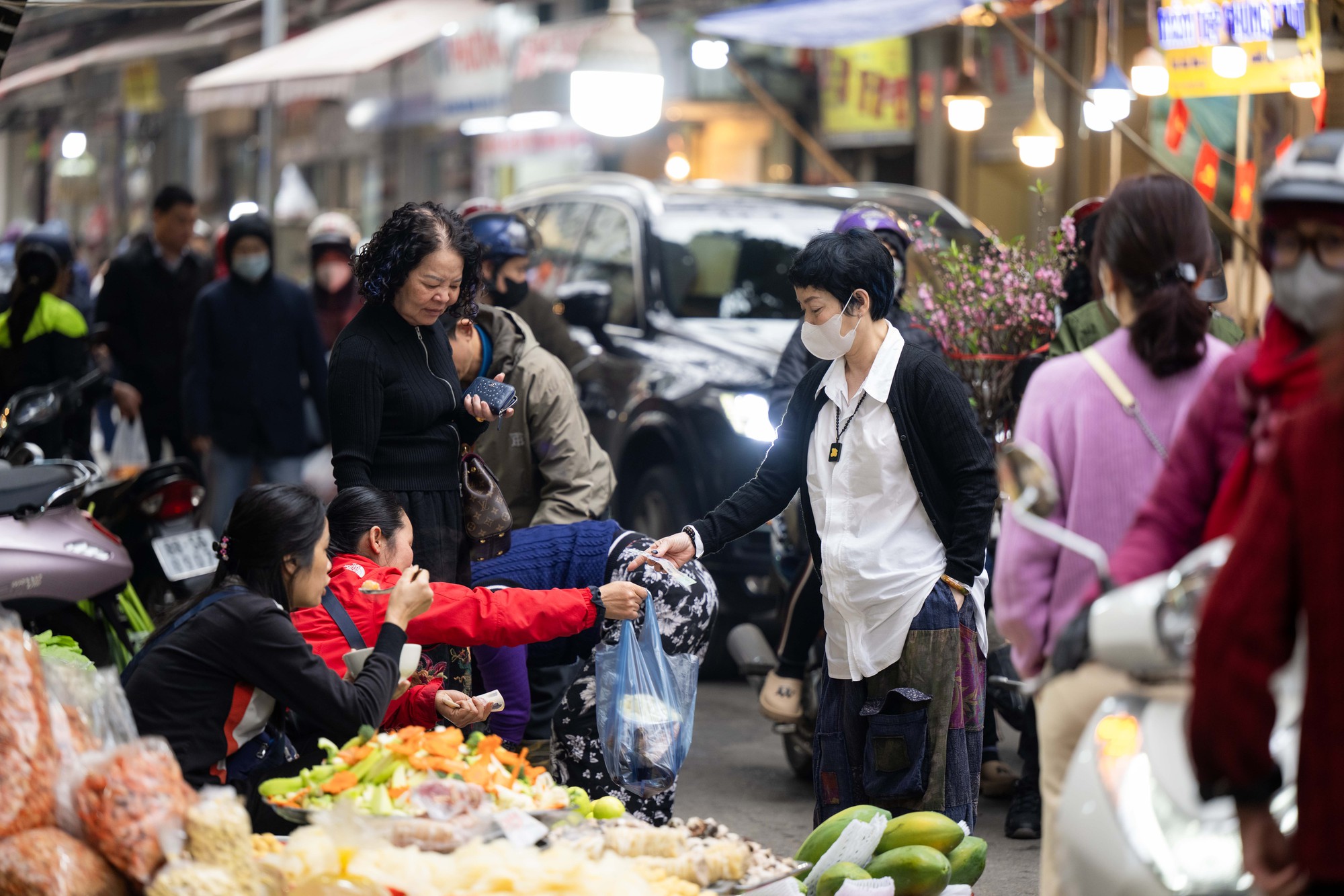Chợ H&agrave;ng B&egrave; đ&ocirc;ng nghịt ng&agrave;y 23 th&aacute;ng Chạp, kh&aacute;ch mạnh tay chi h&agrave;ng triệu đồng sắm lễ- Ảnh 15.