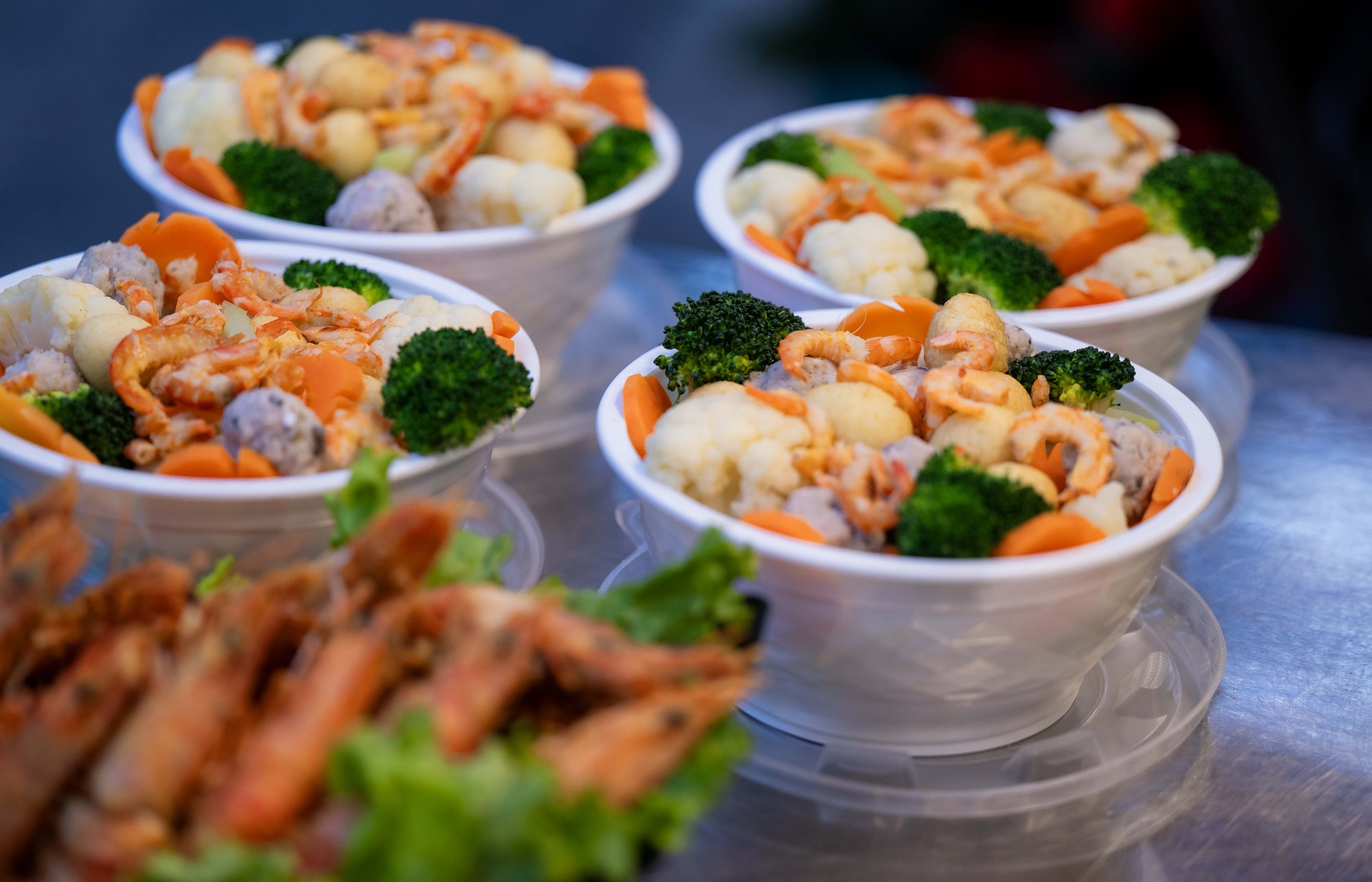 Chợ H&agrave;ng B&egrave; đ&ocirc;ng nghịt ng&agrave;y 23 th&aacute;ng Chạp, kh&aacute;ch mạnh tay chi h&agrave;ng triệu đồng sắm lễ- Ảnh 4.