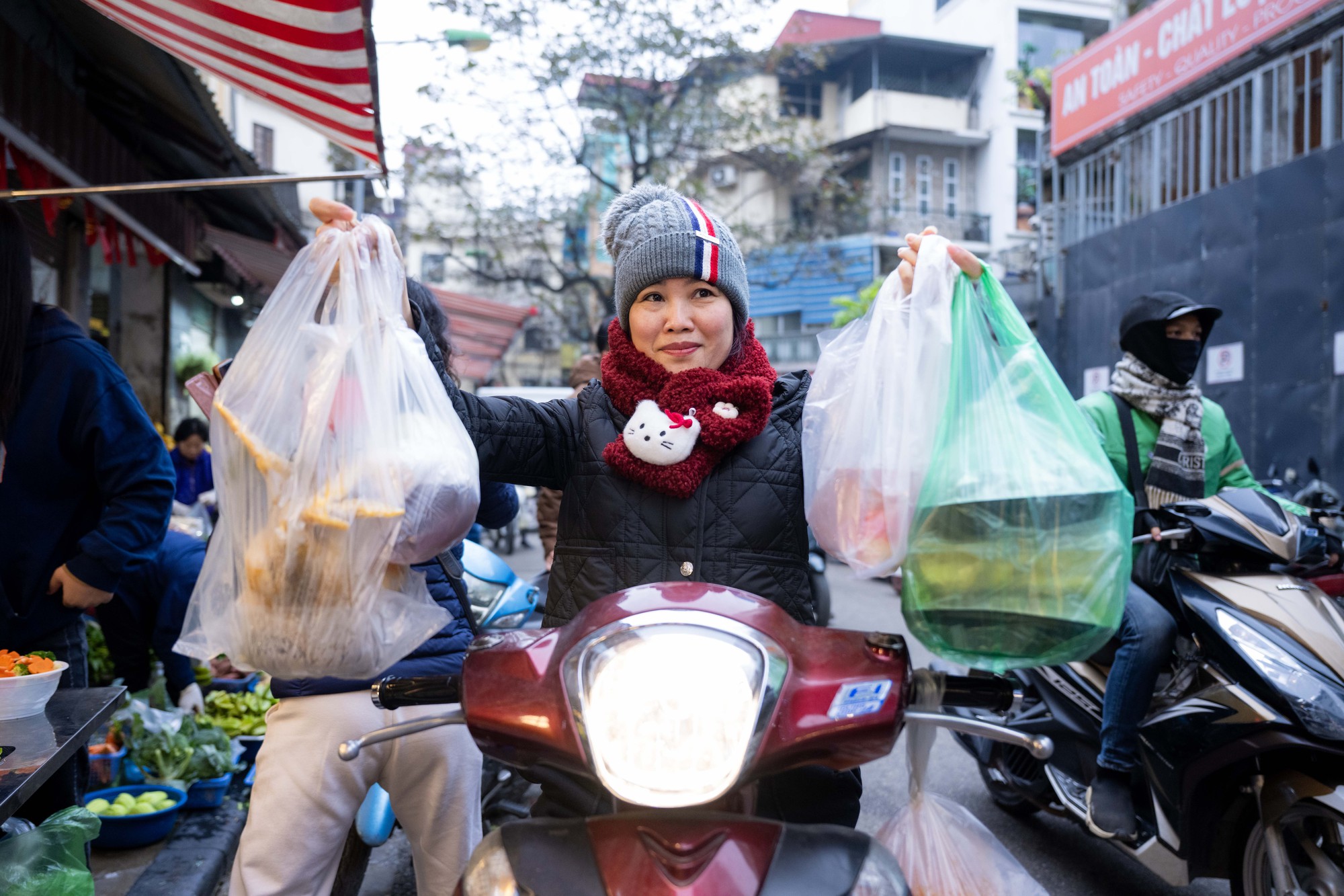 Chợ H&agrave;ng B&egrave; đ&ocirc;ng nghịt ng&agrave;y 23 th&aacute;ng Chạp, kh&aacute;ch mạnh tay chi h&agrave;ng triệu đồng sắm lễ- Ảnh 10.