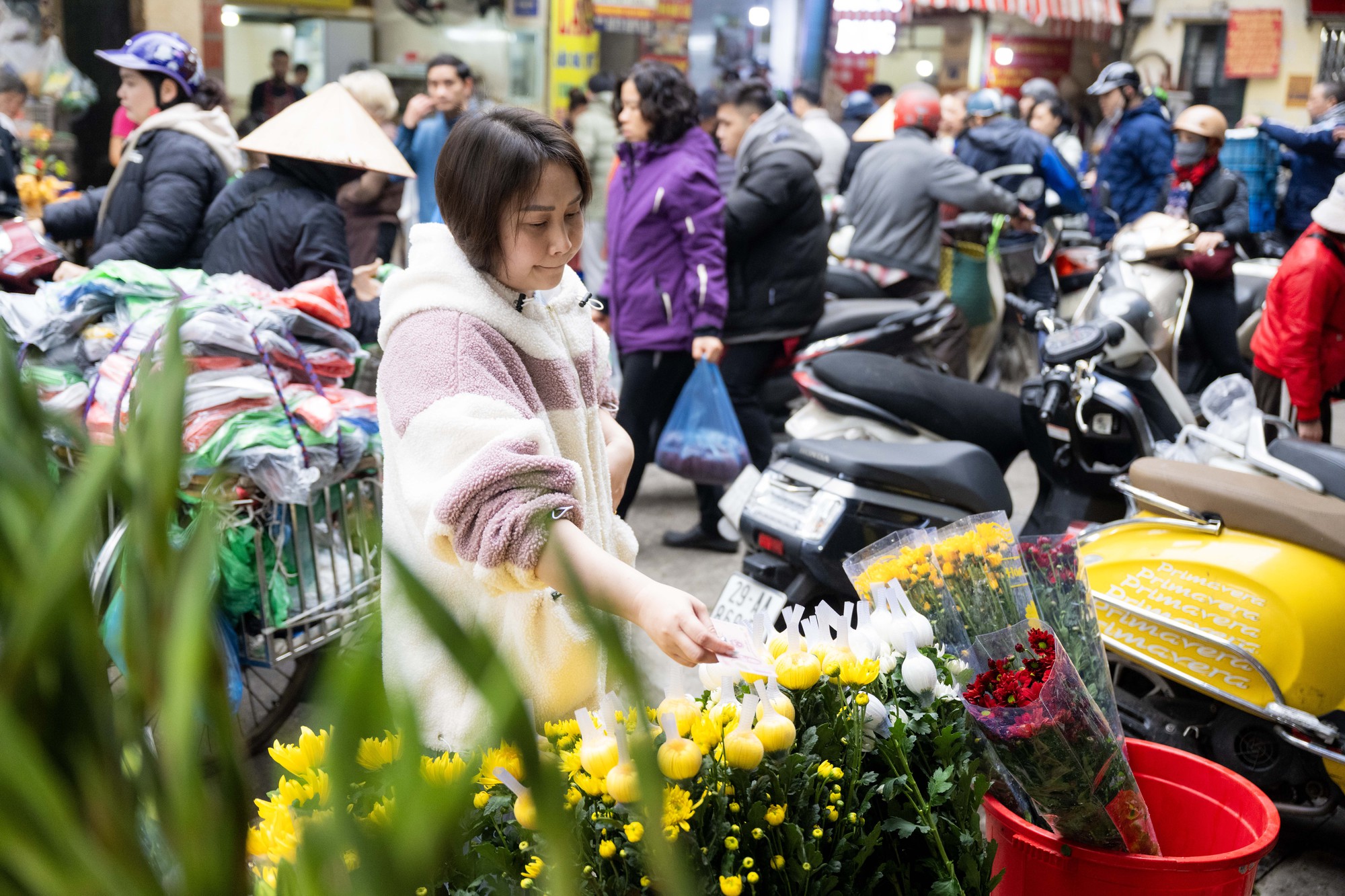 Chợ H&agrave;ng B&egrave; đ&ocirc;ng nghịt ng&agrave;y 23 th&aacute;ng Chạp, kh&aacute;ch mạnh tay chi h&agrave;ng triệu đồng sắm lễ- Ảnh 14.