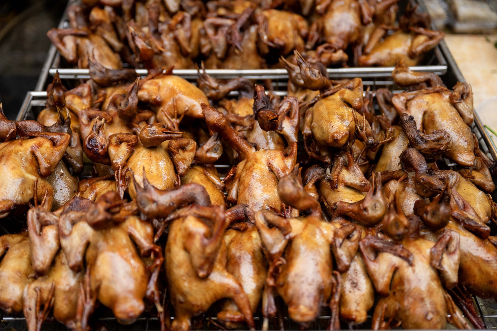 Chợ H&agrave;ng B&egrave; đ&ocirc;ng nghịt ng&agrave;y 23 th&aacute;ng Chạp, kh&aacute;ch mạnh tay chi h&agrave;ng triệu đồng sắm lễ- Ảnh 6.