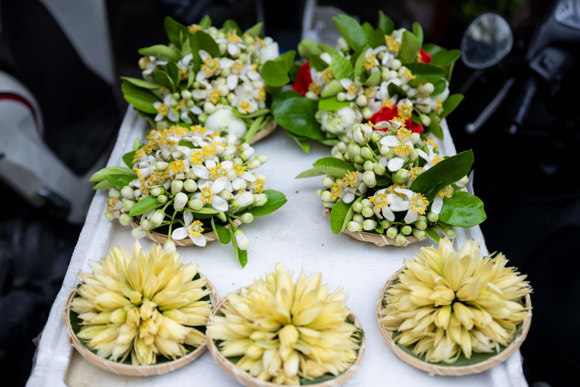 Chợ H&agrave;ng B&egrave; đ&ocirc;ng nghịt ng&agrave;y 23 th&aacute;ng Chạp, kh&aacute;ch mạnh tay chi h&agrave;ng triệu đồng sắm lễ- Ảnh 7.