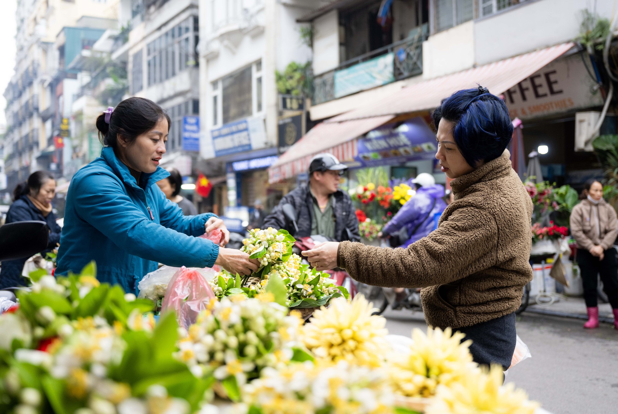 Chợ H&agrave;ng B&egrave; đ&ocirc;ng nghịt ng&agrave;y 23 th&aacute;ng Chạp, kh&aacute;ch mạnh tay chi h&agrave;ng triệu đồng sắm lễ- Ảnh 8.