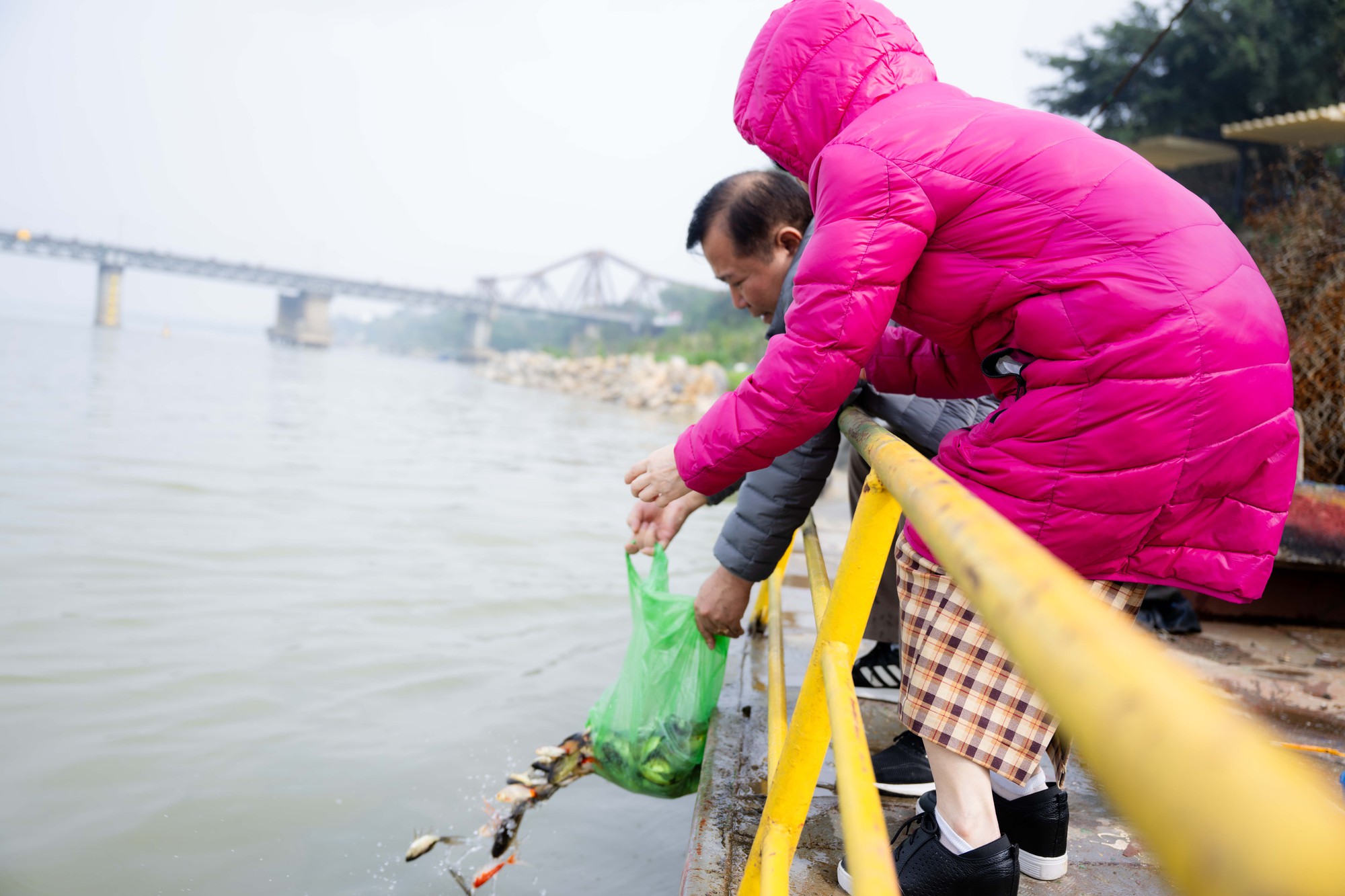 M&iacute;a chằng k&iacute;n xe m&aacute;y, c&aacute; ch&eacute;p đỏ rực bến s&ocirc;ng: TP.HCM - H&agrave; Nội rộn r&agrave;ng tiễn &ocirc;ng C&ocirc;ng &ocirc;ng T&aacute;o ng&agrave;y 23 th&aacute;ng Chạp- Ảnh 18.