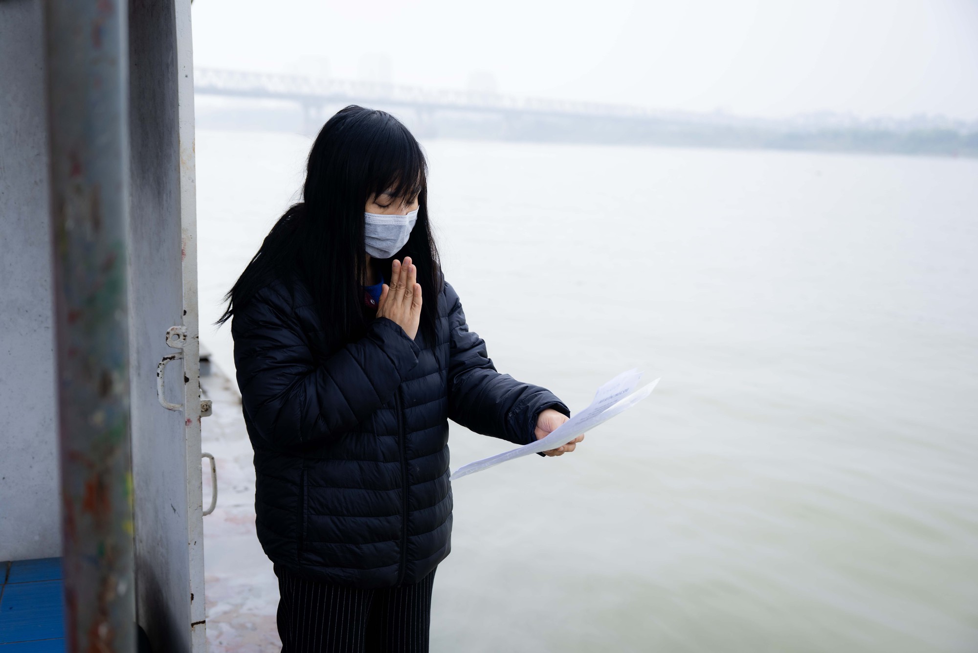 M&iacute;a chằng k&iacute;n xe m&aacute;y, c&aacute; ch&eacute;p đỏ rực bến s&ocirc;ng: TP.HCM - H&agrave; Nội rộn r&agrave;ng tiễn &ocirc;ng C&ocirc;ng &ocirc;ng T&aacute;o ng&agrave;y 23 th&aacute;ng Chạp- Ảnh 15.