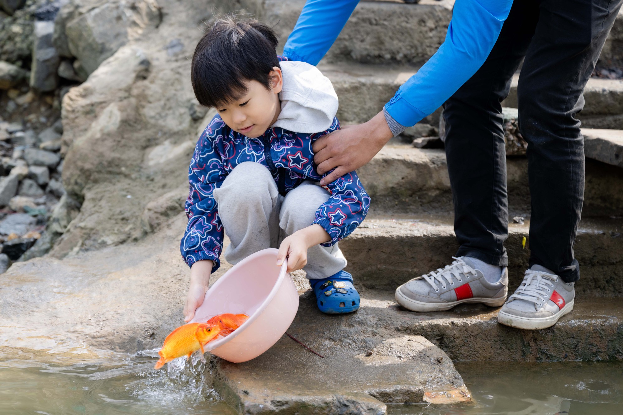 M&iacute;a chằng k&iacute;n xe m&aacute;y, c&aacute; ch&eacute;p đỏ rực bến s&ocirc;ng: TP.HCM - H&agrave; Nội rộn r&agrave;ng tiễn &ocirc;ng C&ocirc;ng &ocirc;ng T&aacute;o ng&agrave;y 23 th&aacute;ng Chạp- Ảnh 7.