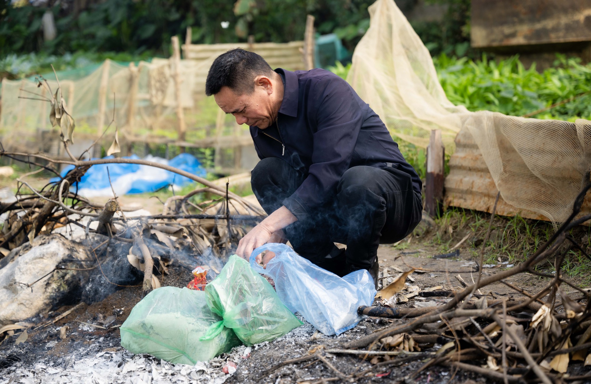 M&iacute;a chằng k&iacute;n xe m&aacute;y, c&aacute; ch&eacute;p đỏ rực bến s&ocirc;ng: TP.HCM - H&agrave; Nội rộn r&agrave;ng tiễn &ocirc;ng C&ocirc;ng &ocirc;ng T&aacute;o ng&agrave;y 23 th&aacute;ng Chạp- Ảnh 19.