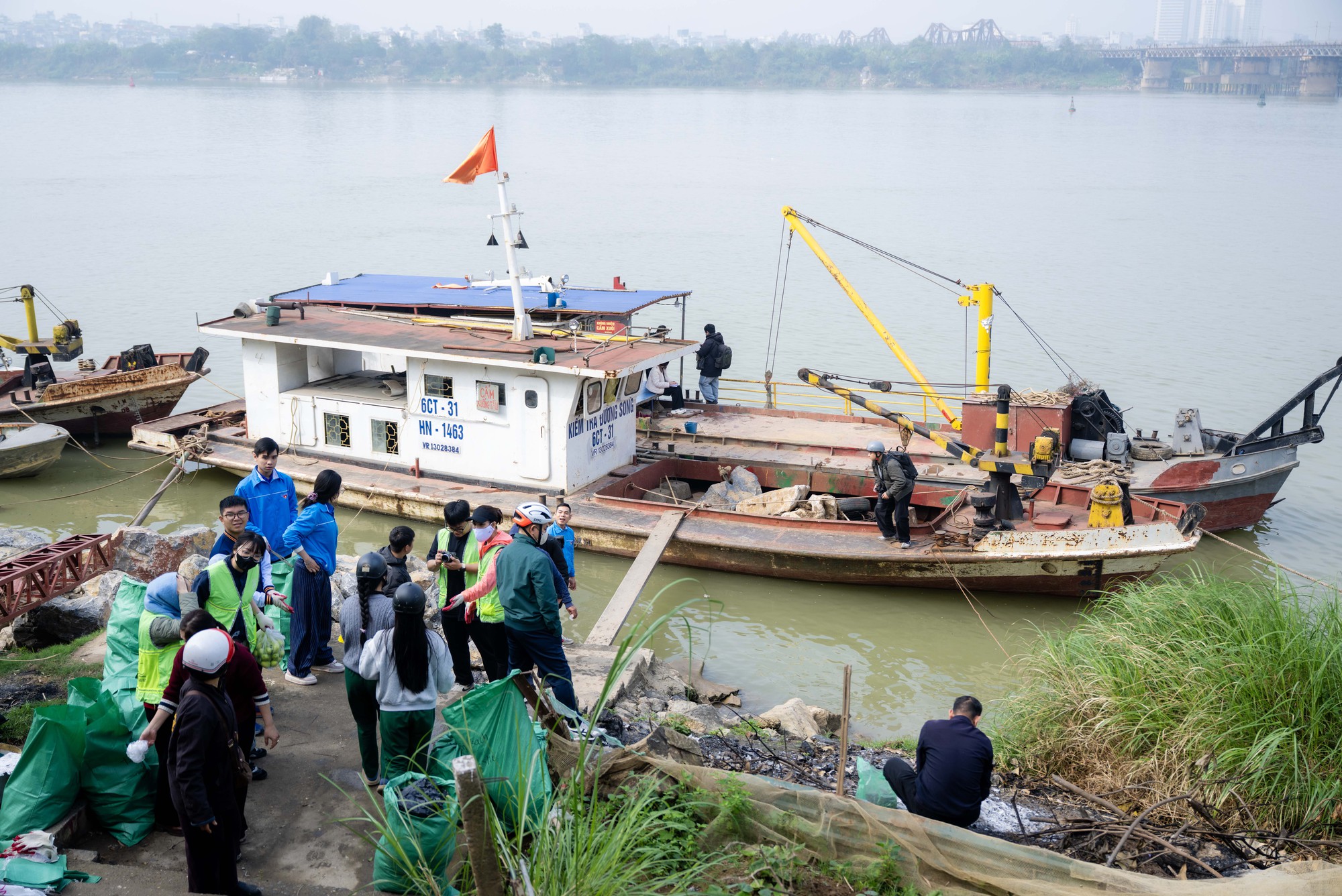 M&iacute;a chằng k&iacute;n xe m&aacute;y, c&aacute; ch&eacute;p đỏ rực bến s&ocirc;ng: TP.HCM - H&agrave; Nội rộn r&agrave;ng tiễn &ocirc;ng C&ocirc;ng &ocirc;ng T&aacute;o ng&agrave;y 23 th&aacute;ng Chạp- Ảnh 5.