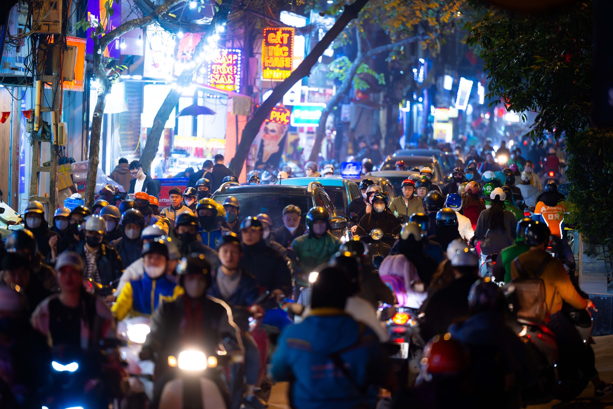 H&agrave; Nội tắc đường nghi&ecirc;m trọng trước Tết Nguy&ecirc;n đ&aacute;n 2026: Một giờ vẫn chưa tho&aacute;t nổi - Ảnh 9.