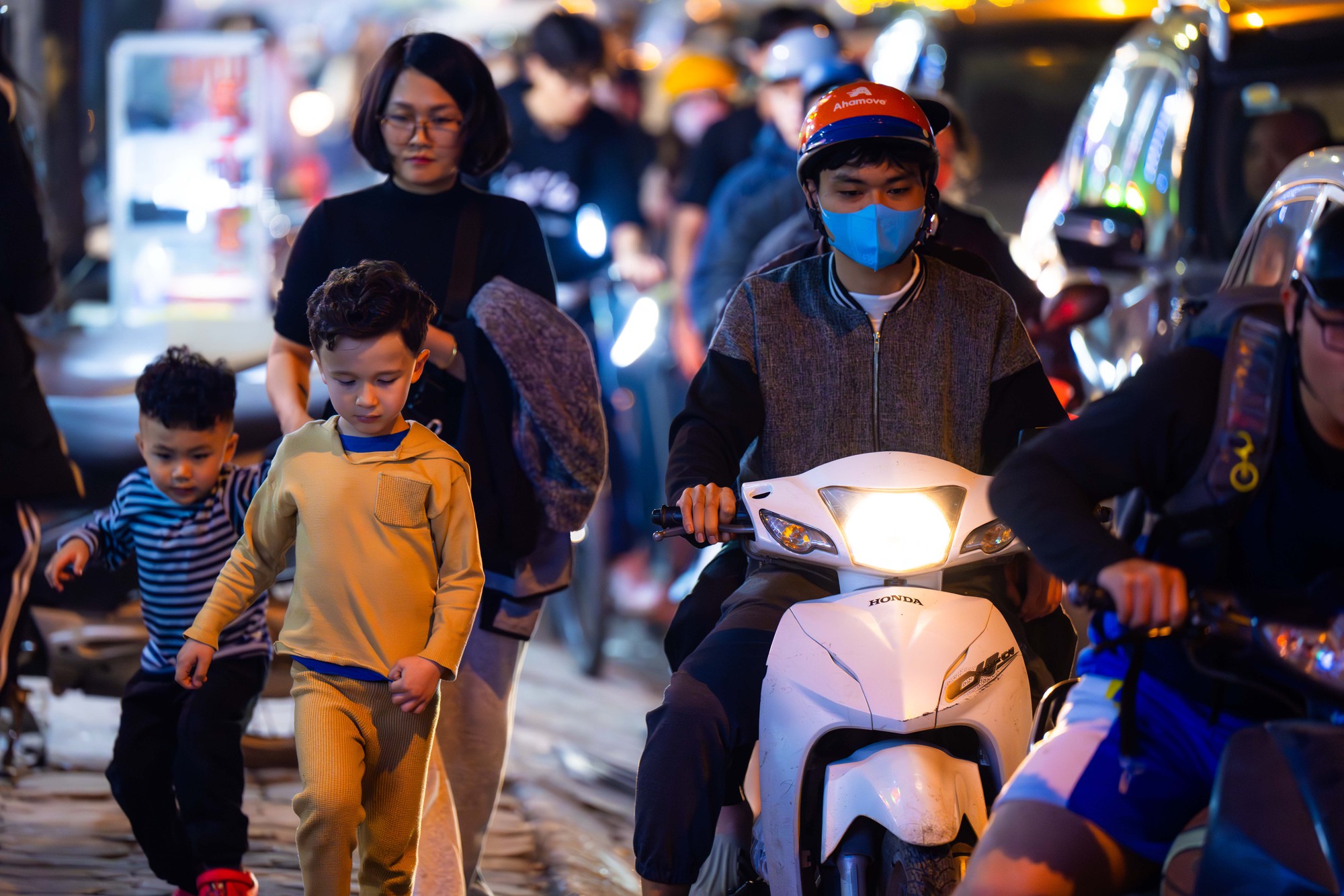 H&agrave; Nội tắc đường nghi&ecirc;m trọng trước Tết Nguy&ecirc;n đ&aacute;n 2026: Một giờ vẫn chưa tho&aacute;t nổi - Ảnh 8.