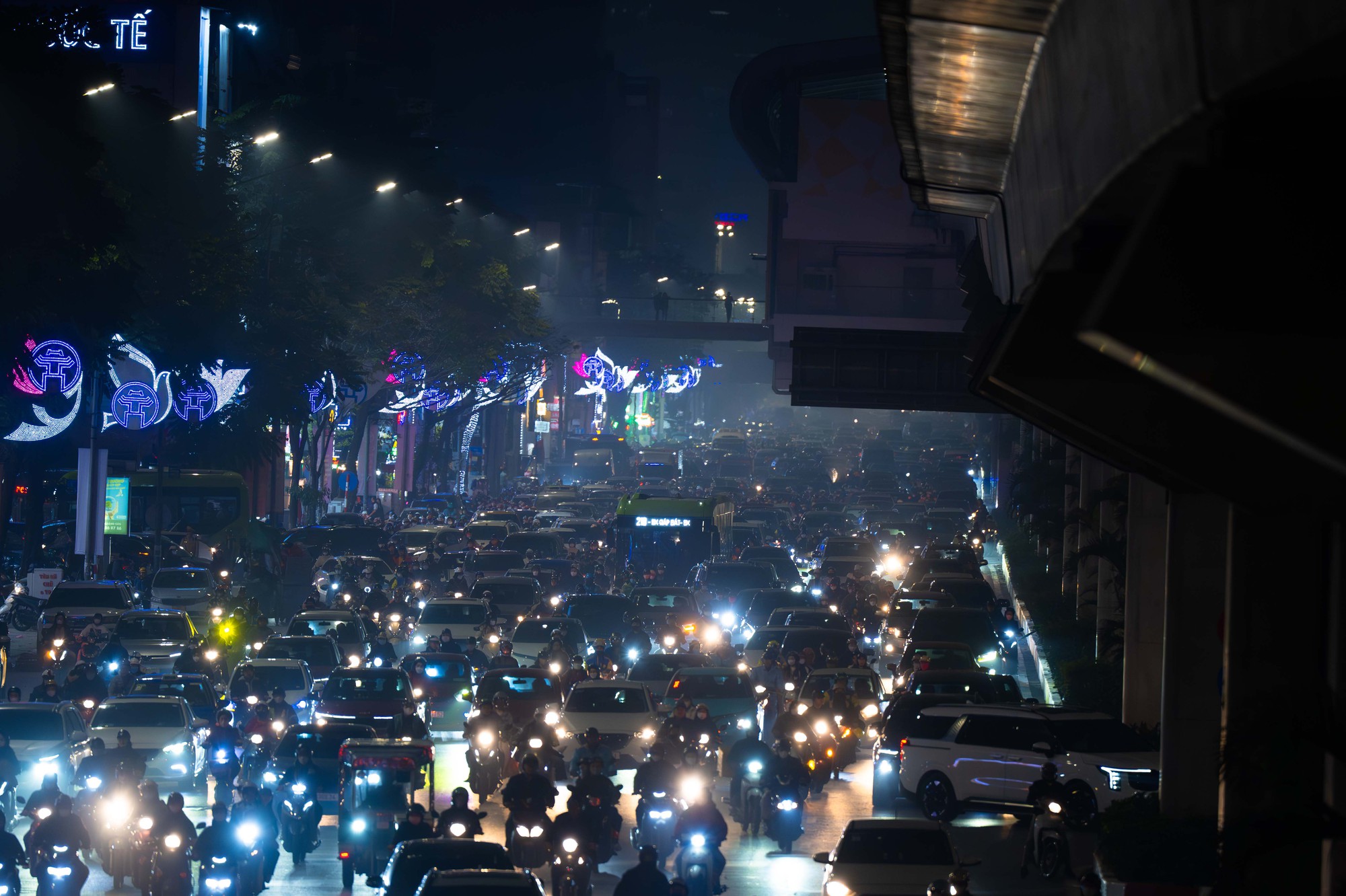 H&agrave; Nội tắc đường nghi&ecirc;m trọng trước Tết Nguy&ecirc;n đ&aacute;n 2026: Một giờ vẫn chưa tho&aacute;t nổi - Ảnh 3.
