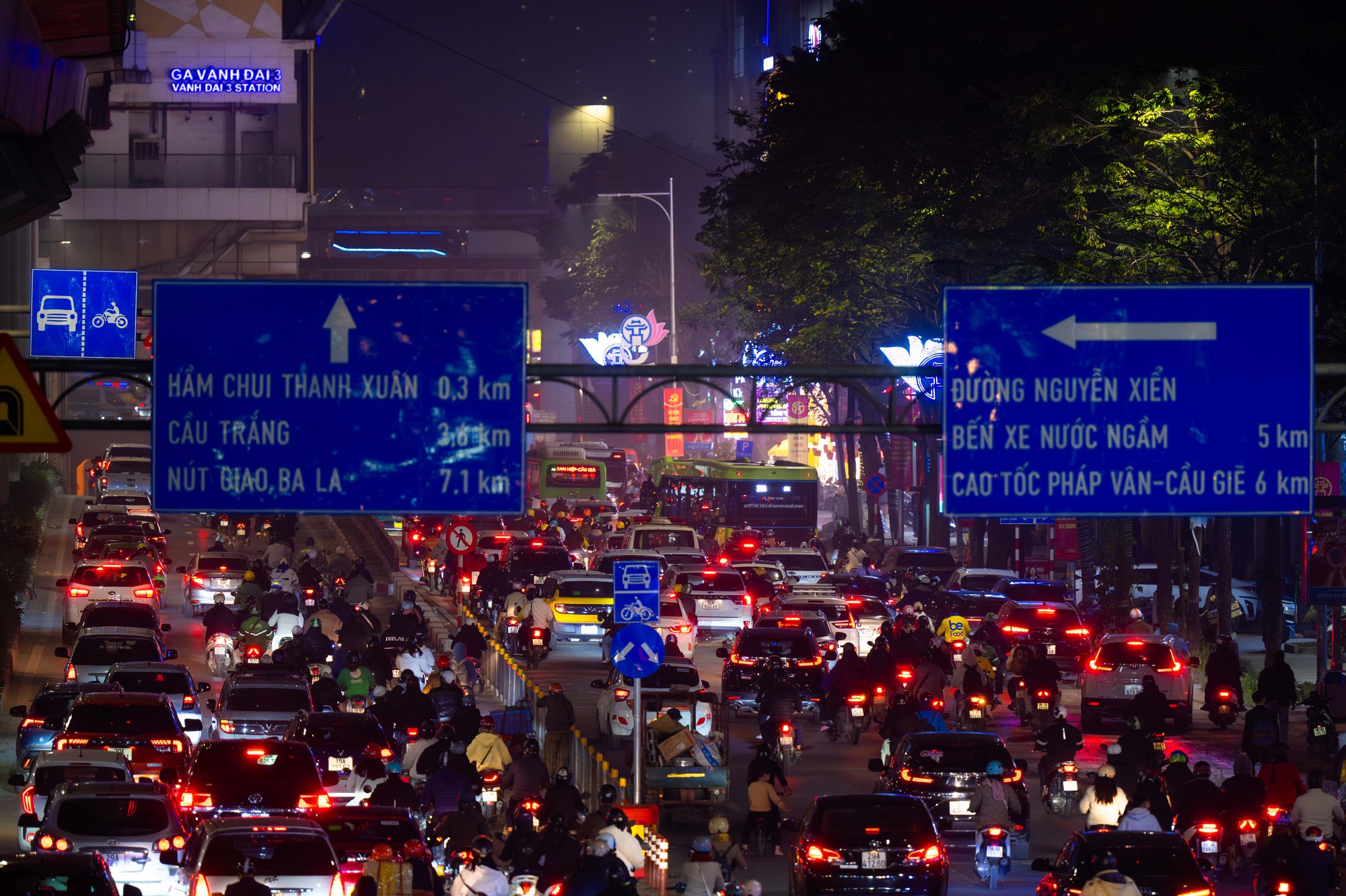 H&agrave; Nội tắc đường nghi&ecirc;m trọng trước Tết Nguy&ecirc;n đ&aacute;n 2026: Một giờ vẫn chưa tho&aacute;t nổi - Ảnh 6.