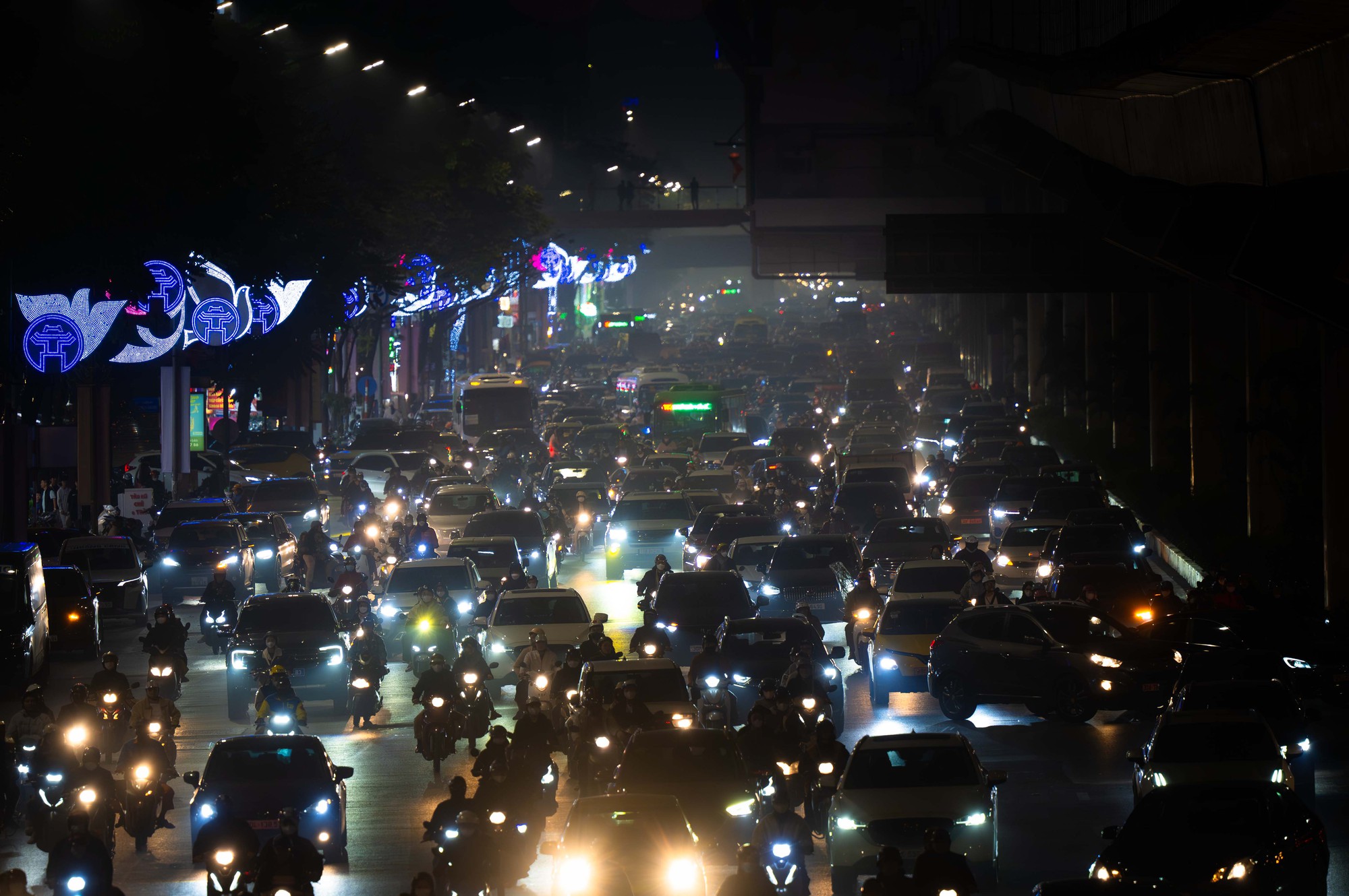 H&agrave; Nội tắc đường nghi&ecirc;m trọng trước Tết Nguy&ecirc;n đ&aacute;n 2026: Một giờ vẫn chưa tho&aacute;t nổi - Ảnh 2.