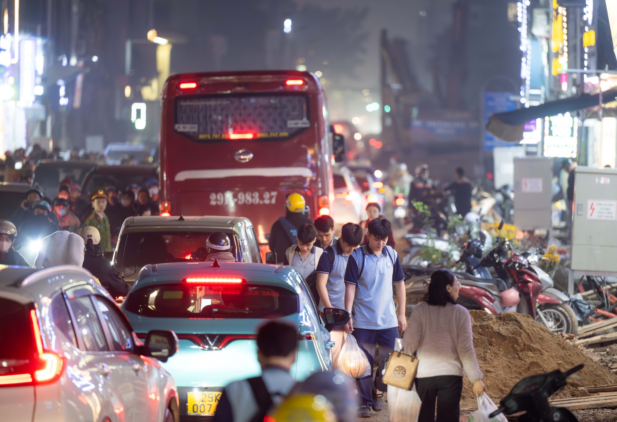 H&agrave; Nội tắc đường nghi&ecirc;m trọng trước Tết Nguy&ecirc;n đ&aacute;n 2026: Một giờ vẫn chưa tho&aacute;t nổi - Ảnh 12.