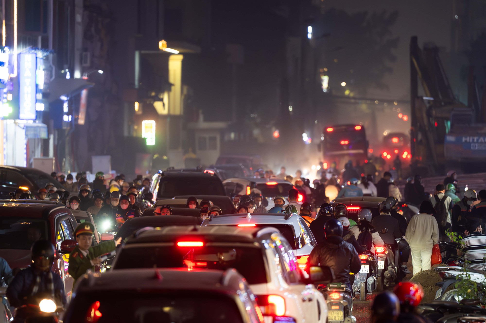 H&agrave; Nội tắc đường nghi&ecirc;m trọng trước Tết Nguy&ecirc;n đ&aacute;n 2026: Một giờ vẫn chưa tho&aacute;t nổi - Ảnh 5.