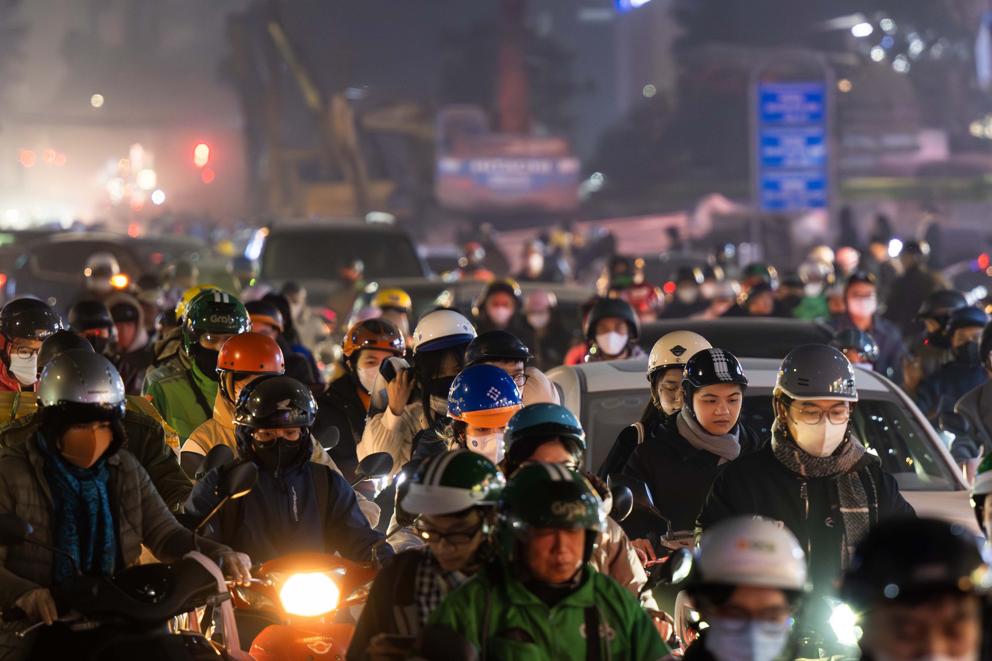 H&agrave; Nội tắc đường nghi&ecirc;m trọng trước Tết Nguy&ecirc;n đ&aacute;n 2026: Một giờ vẫn chưa tho&aacute;t nổi - Ảnh 4.