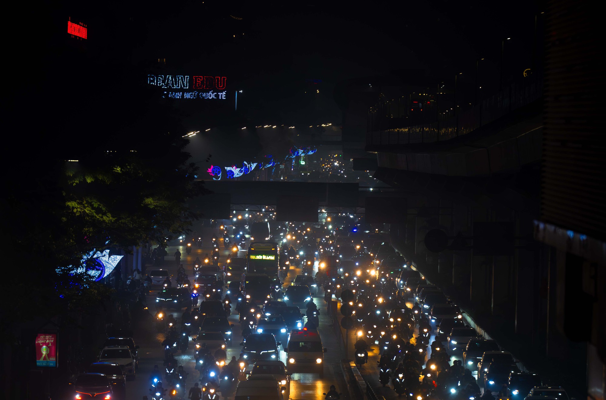 H&agrave; Nội tắc đường nghi&ecirc;m trọng trước Tết Nguy&ecirc;n đ&aacute;n 2026: Một giờ vẫn chưa tho&aacute;t nổi - Ảnh 1.