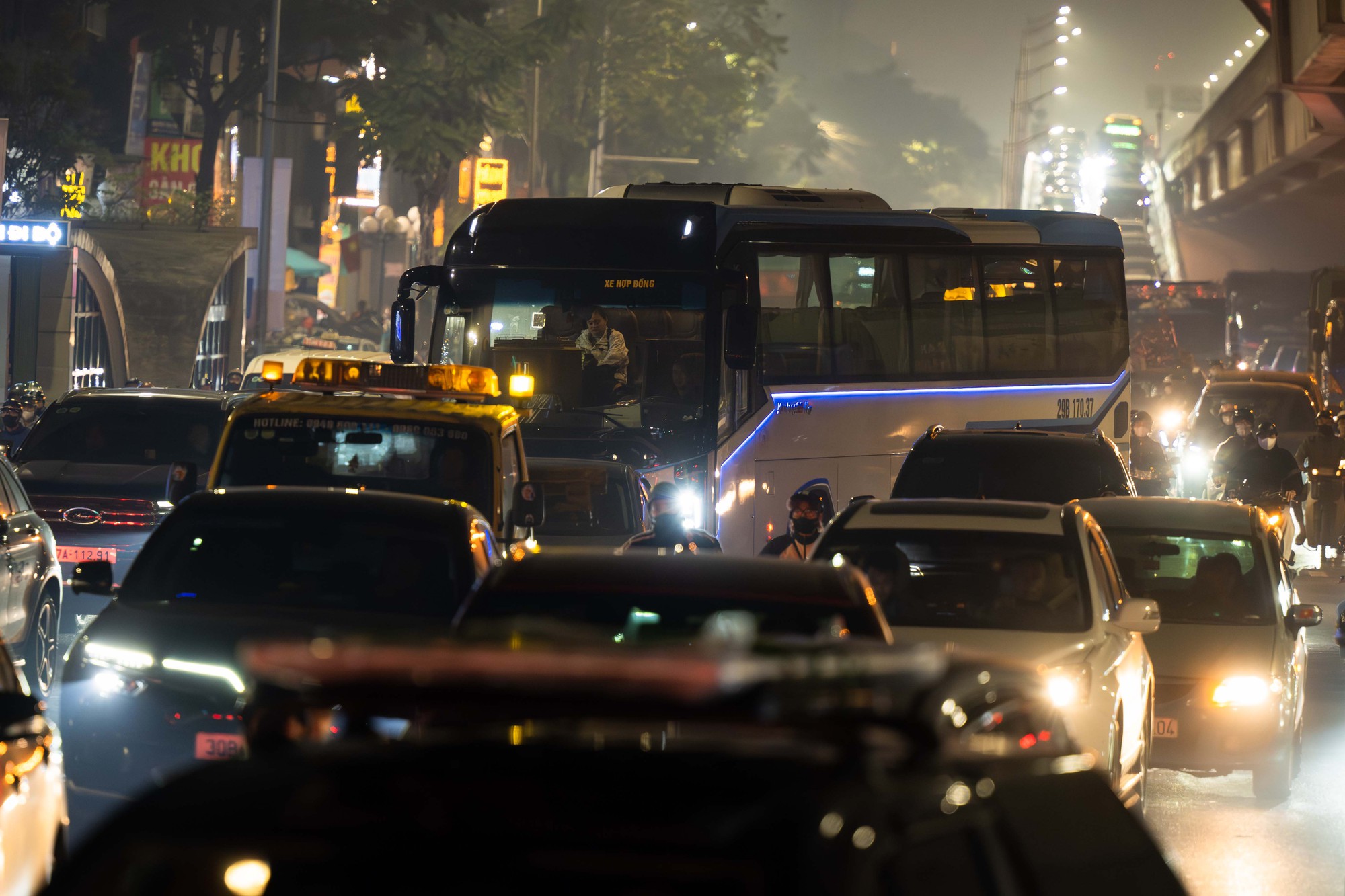 H&agrave; Nội tắc đường nghi&ecirc;m trọng trước Tết Nguy&ecirc;n đ&aacute;n 2026: Một giờ vẫn chưa tho&aacute;t nổi - Ảnh 14.